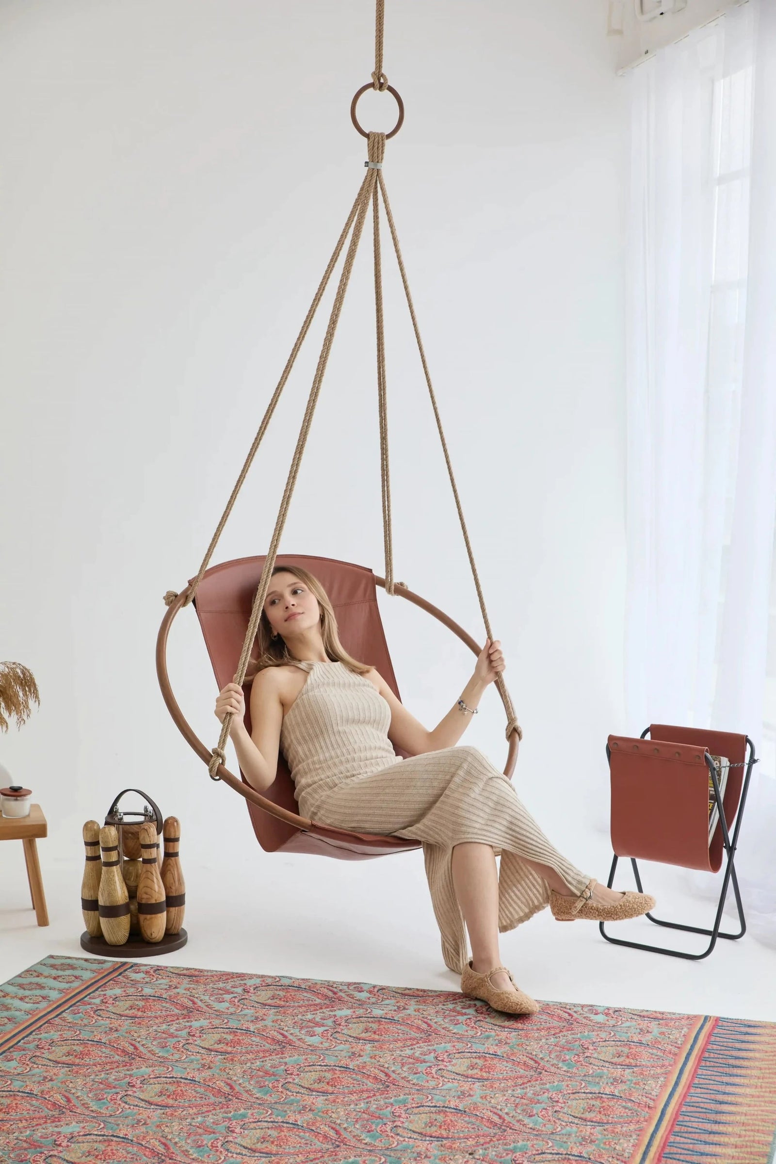 Silla colgante redonda de cuero genuino con estructura de teca marrón