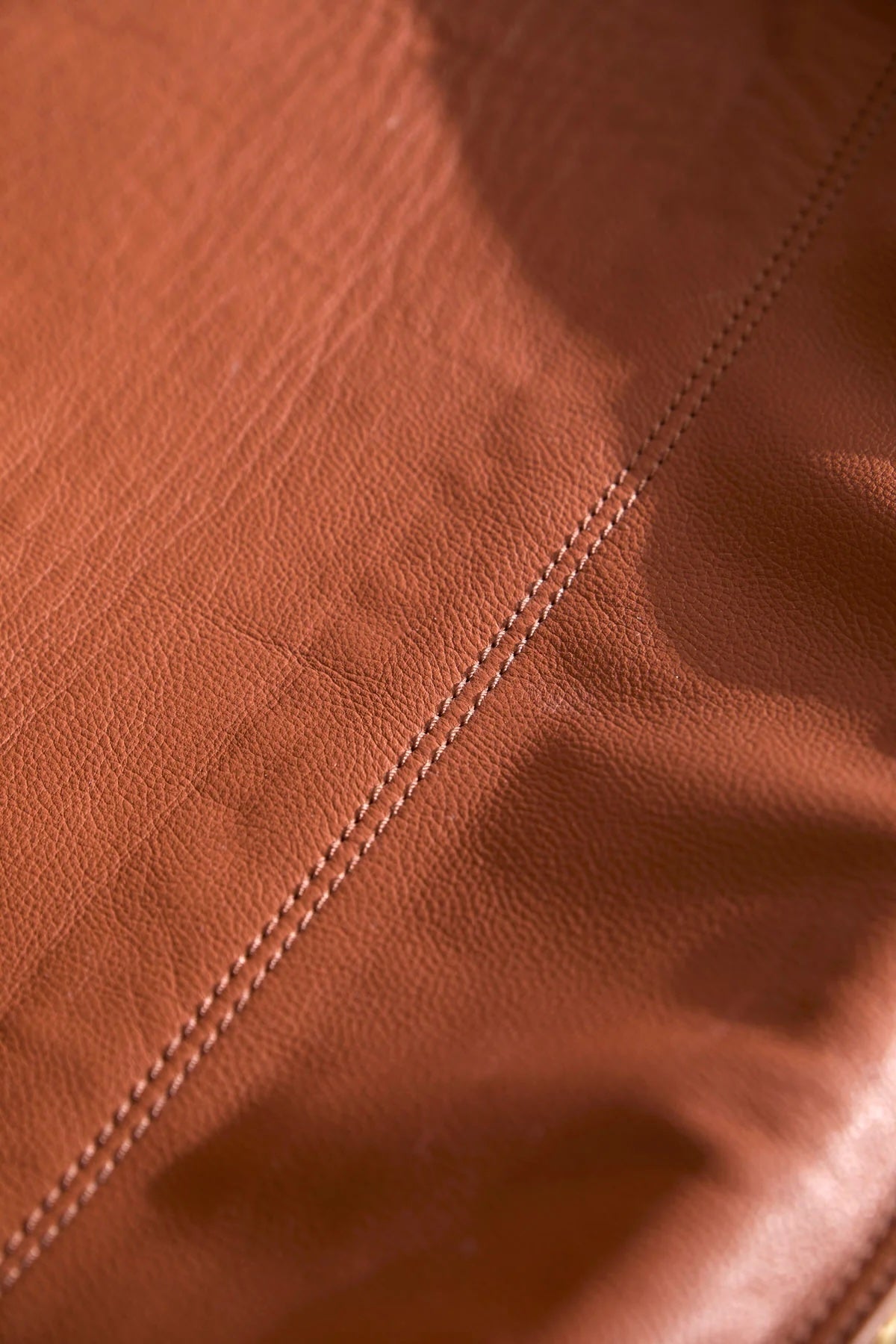 Silla colgante redonda de cuero genuino con estructura de teca marrón