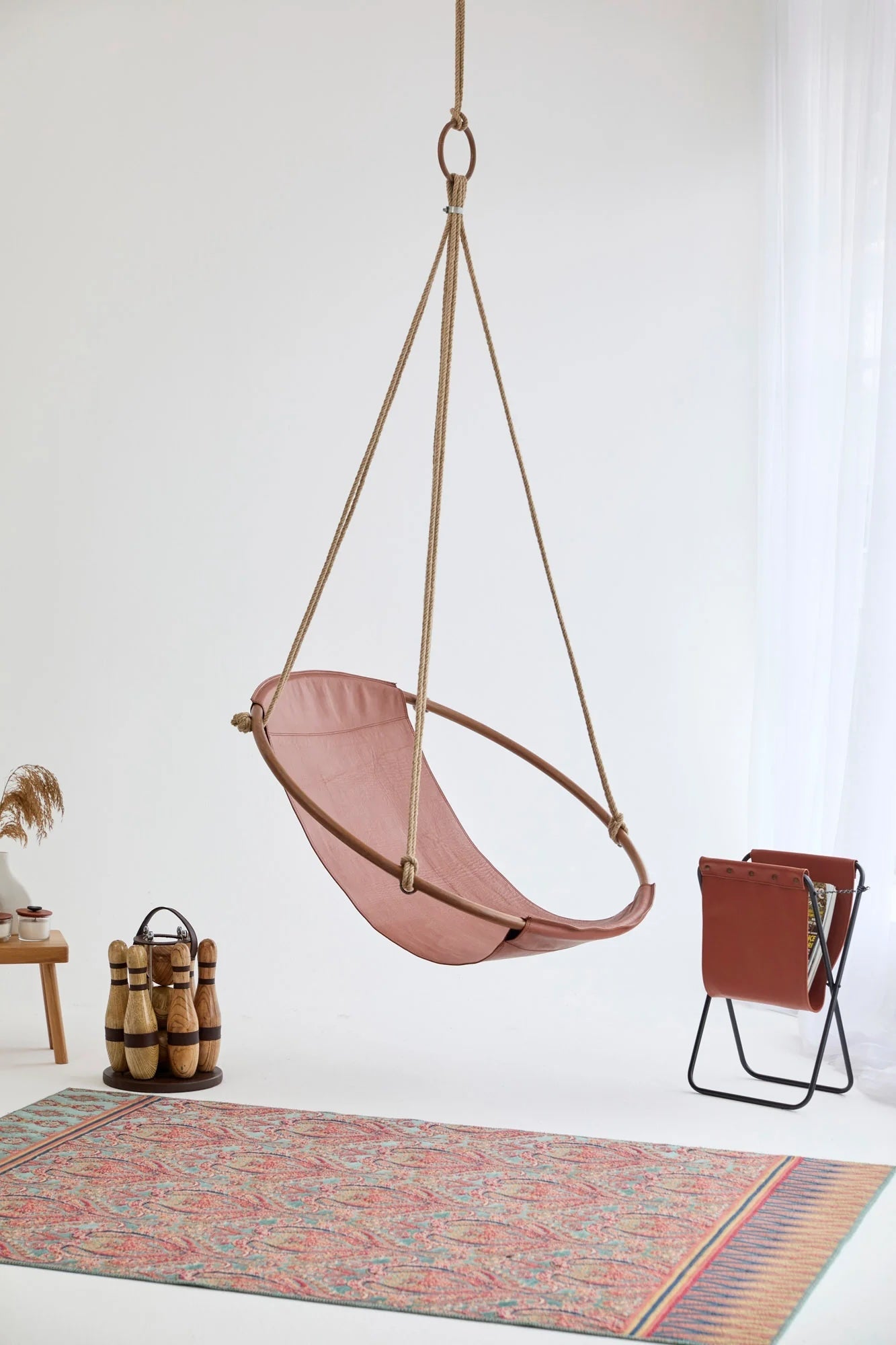 Silla colgante redonda de cuero genuino con estructura de teca marrón