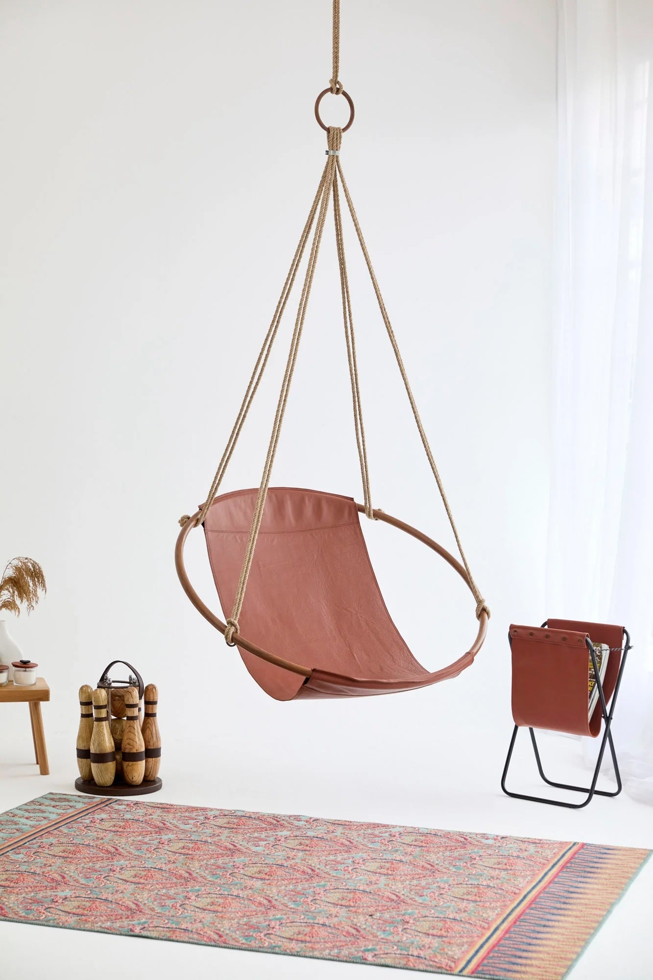 Silla colgante redonda de cuero genuino con estructura de teca marrón