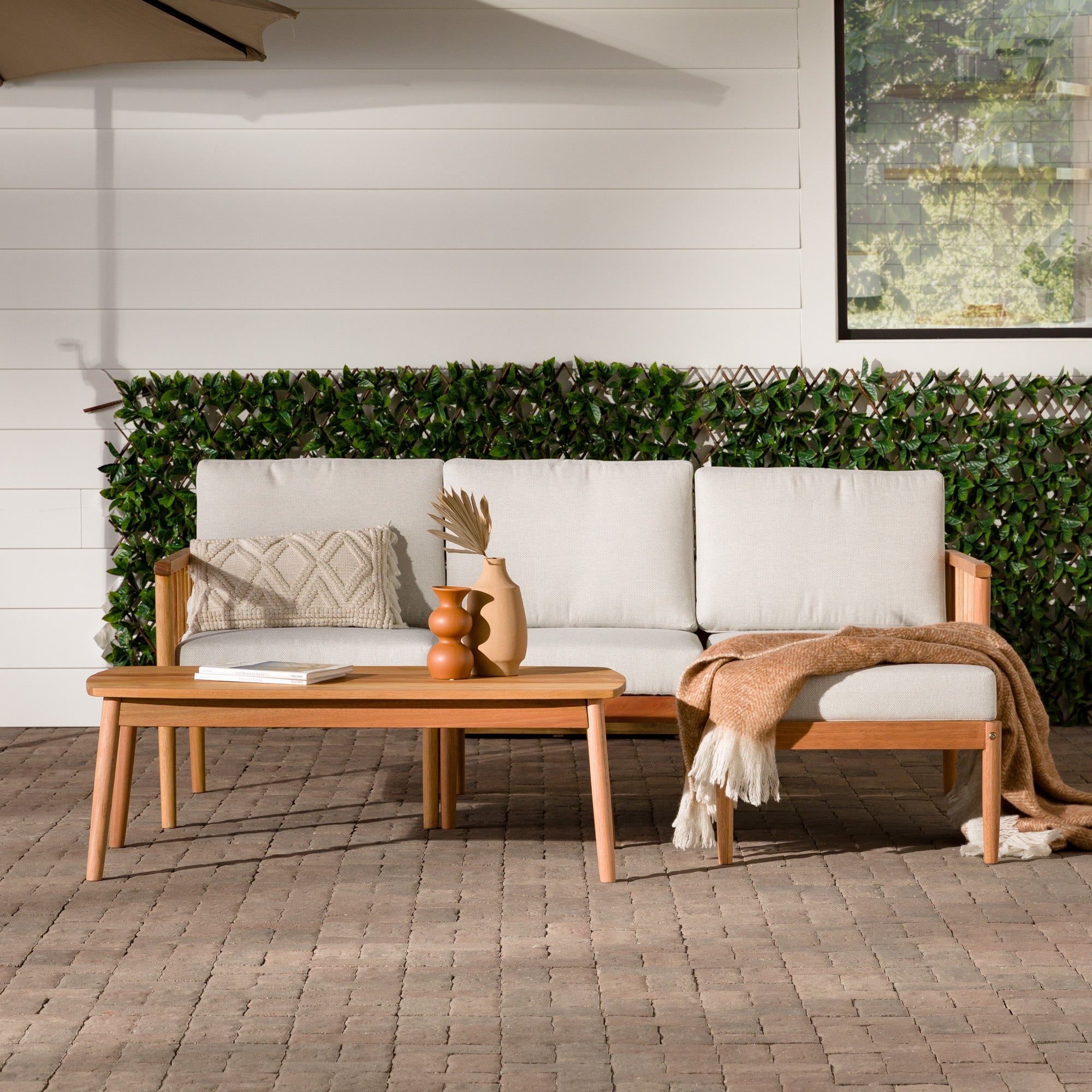 Conjunto modular de exterior en forma de L de madera maciza con husillo de 4 piezas Circa Modern