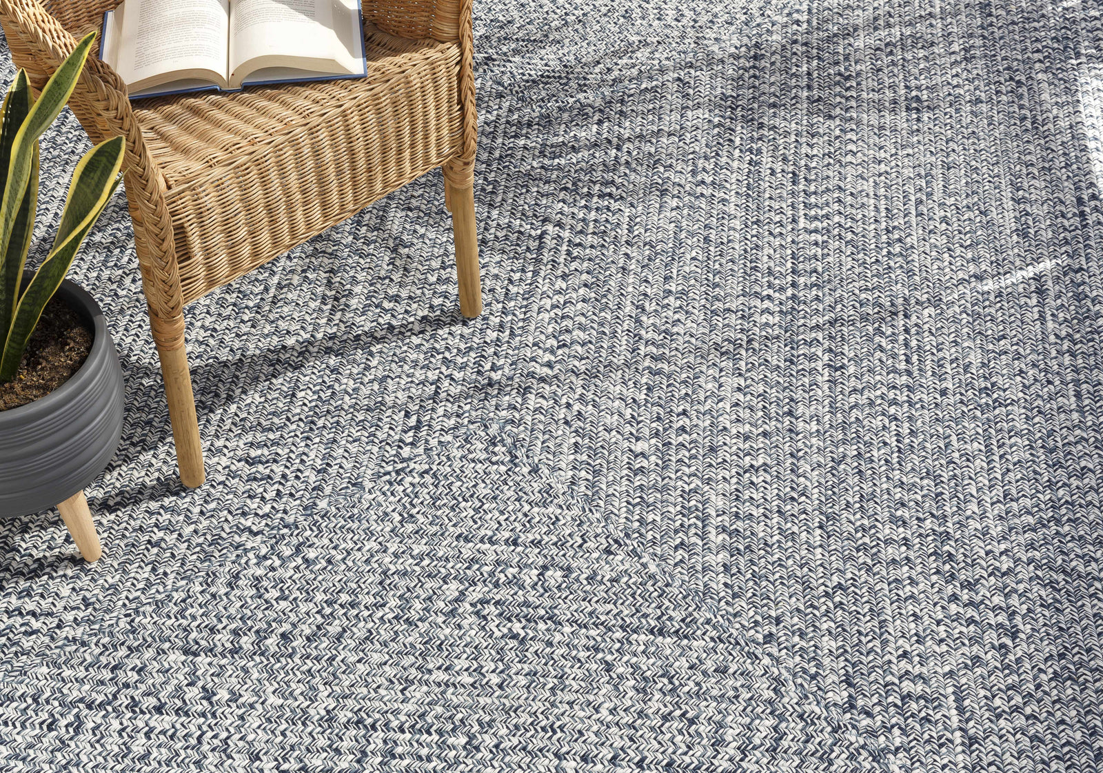 Alfombra trenzada de yute sintético de color azul