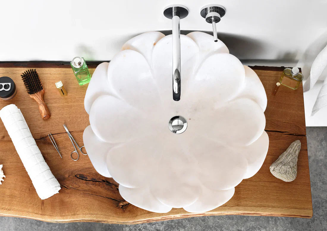 Lavabo de baño con forma de flor de mármol blanco de Carrara pulido (diámetro de 17