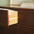 Cómoda moderna Sloane de madera maciza con 6 cajones y tiradores de metal