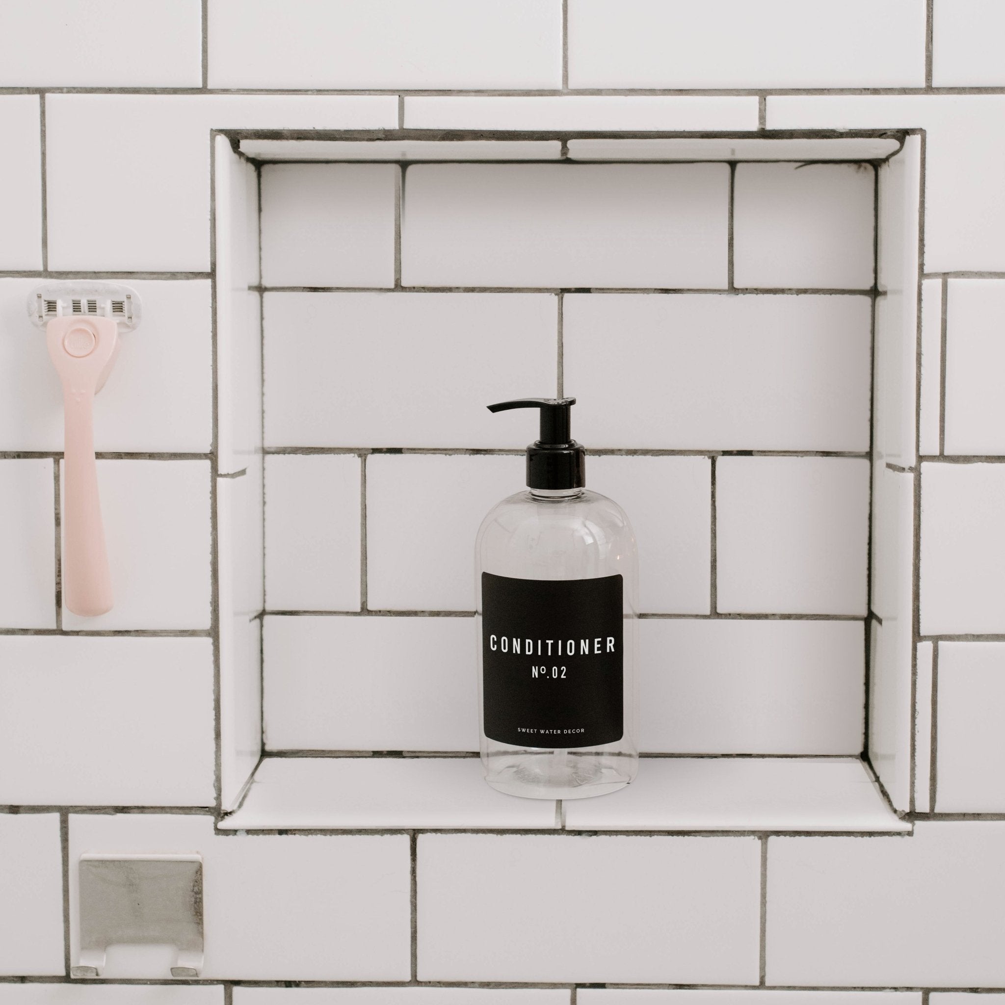 Dispensador de acondicionador de plástico transparente de 16 oz - Etiqueta negra