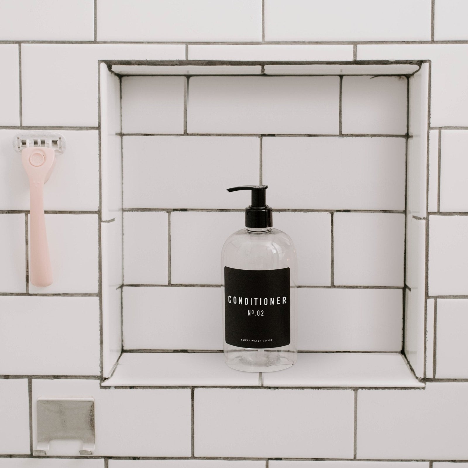 Dispensador de acondicionador de plástico transparente de 16 oz - Etiqueta negra