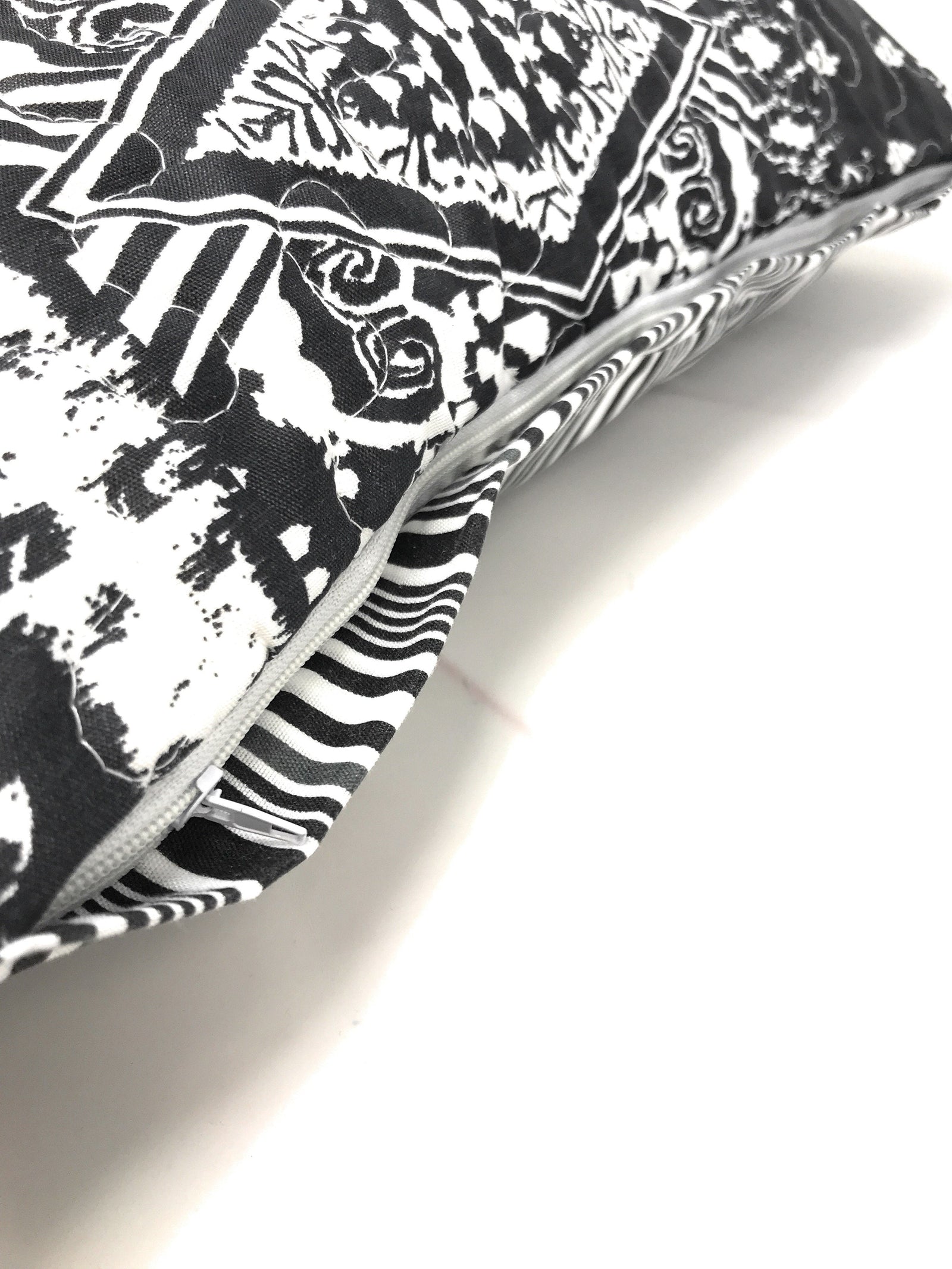 DaDa Bedding Aztec Black & White Diamonds Throw Pillow Covers - 18