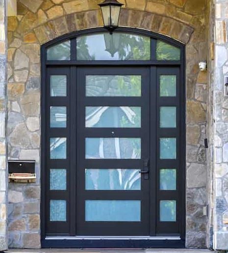 Puerta de hierro contemporánea Atlas con ventanas laterales