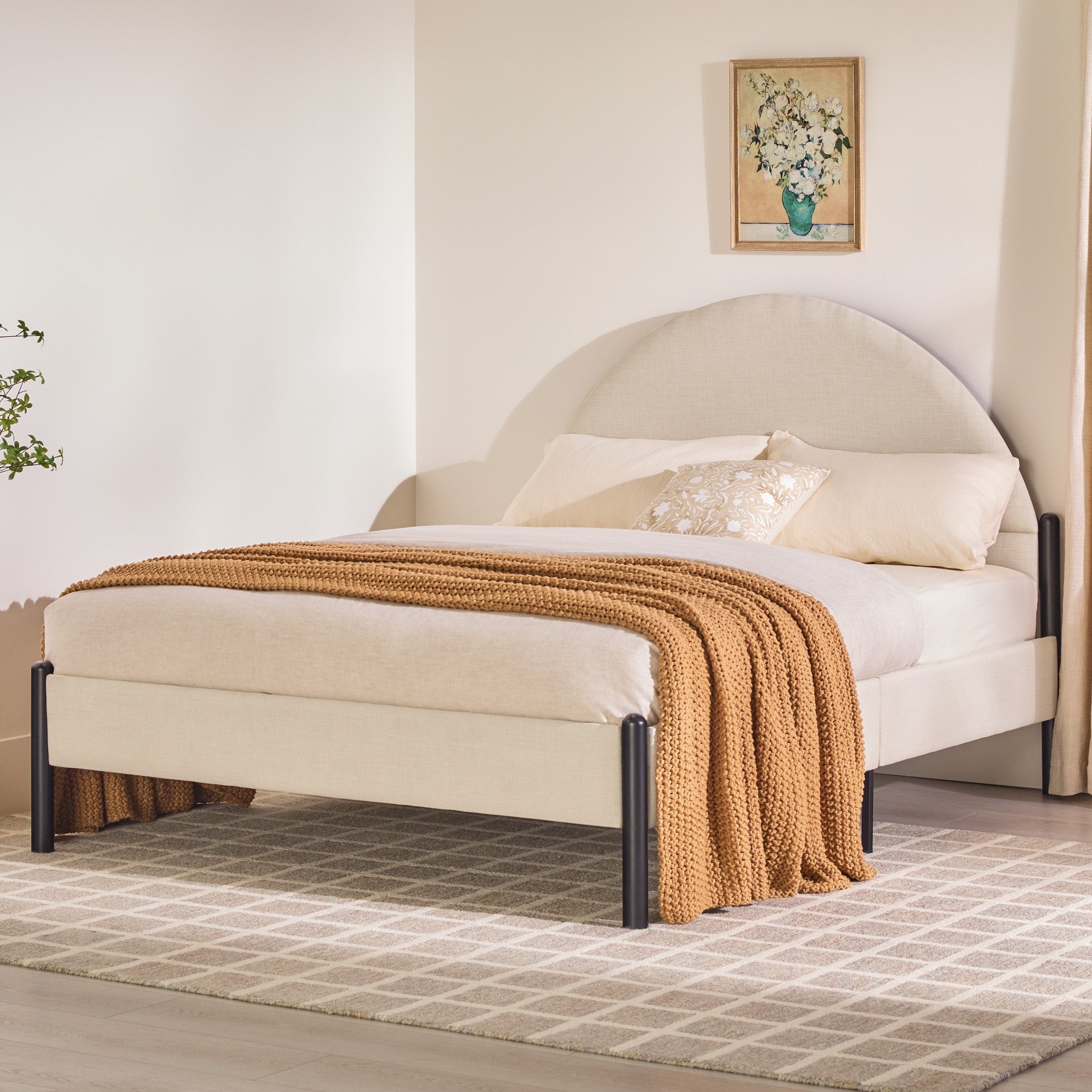 Cama Queen de metal y tapizada con cabecero arqueado Gastonia