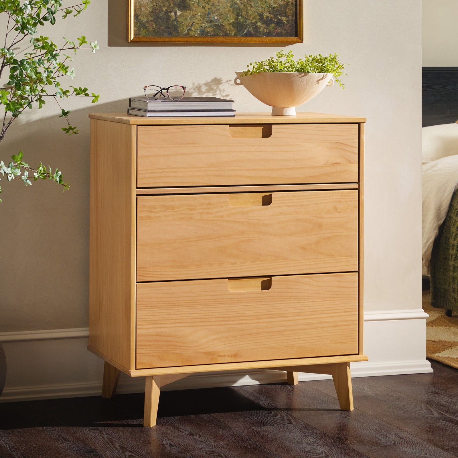 Cómoda moderna de mediados de siglo de madera maciza de Sloane