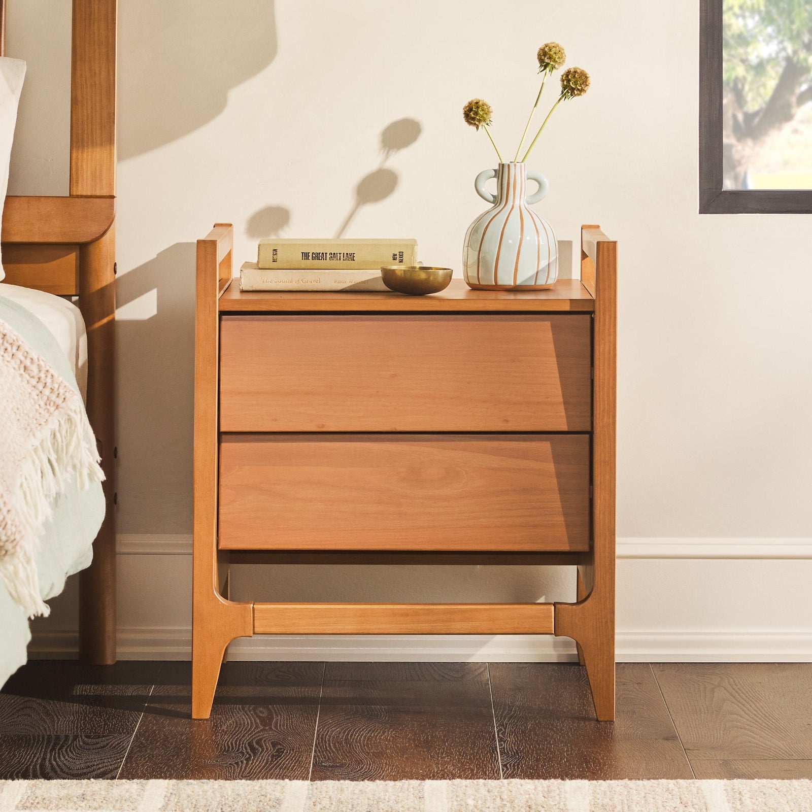 Mesita de noche de madera con dos cajones de estilo moderno de mediados de siglo de Oswald