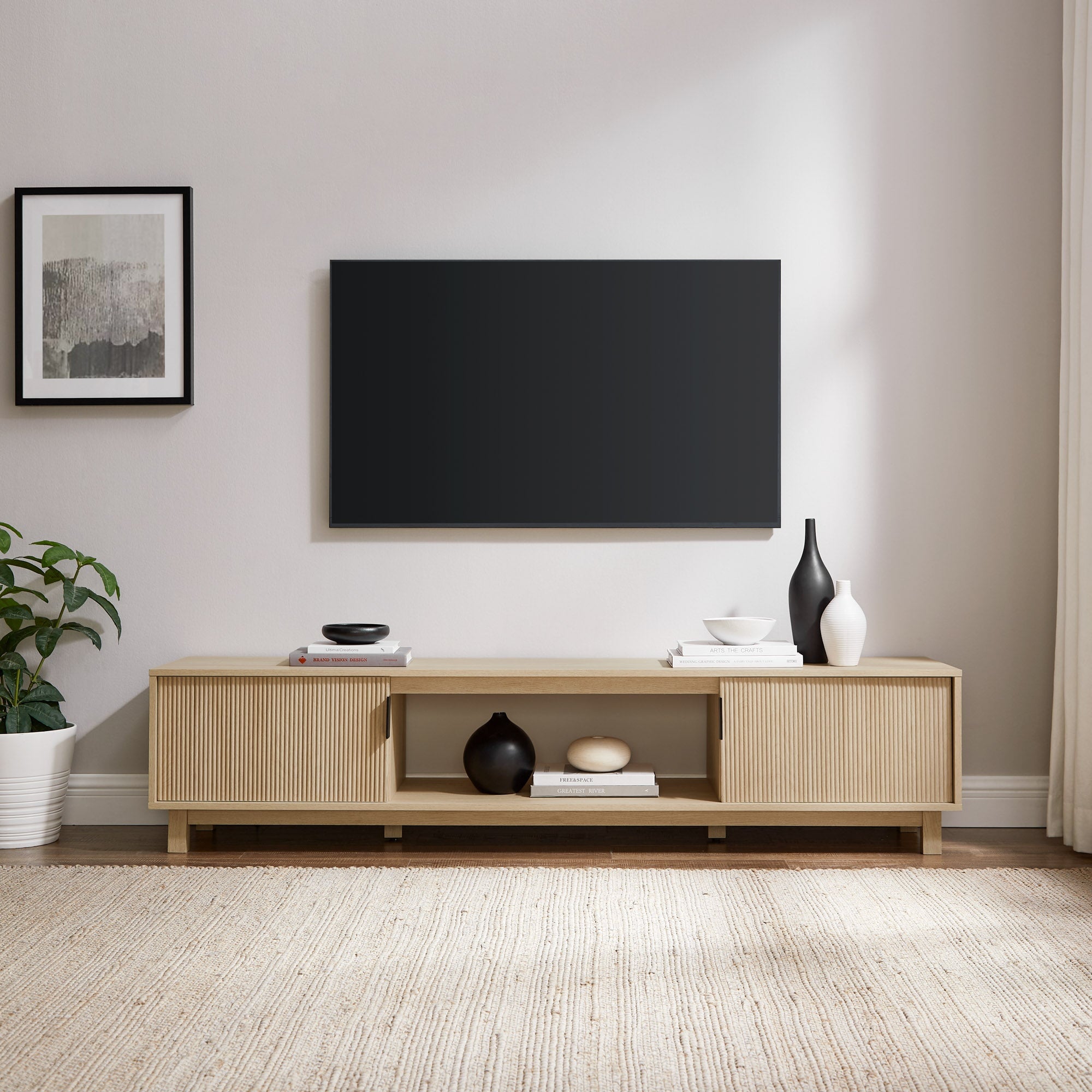 Mueble de TV escandinavo con estructura de láminas Reema Arundo