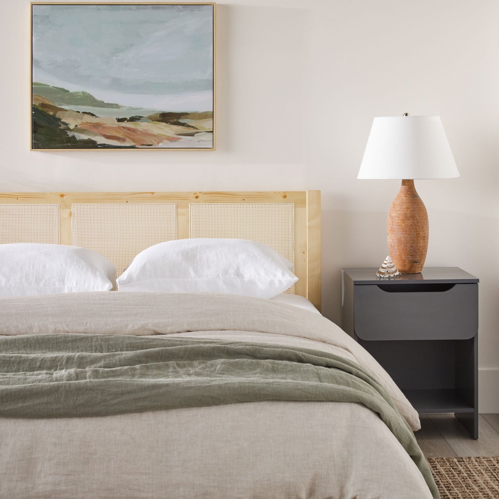 Cama Yasmina con plataforma de madera maciza y paneles de ratán (tamaño Queen o King)