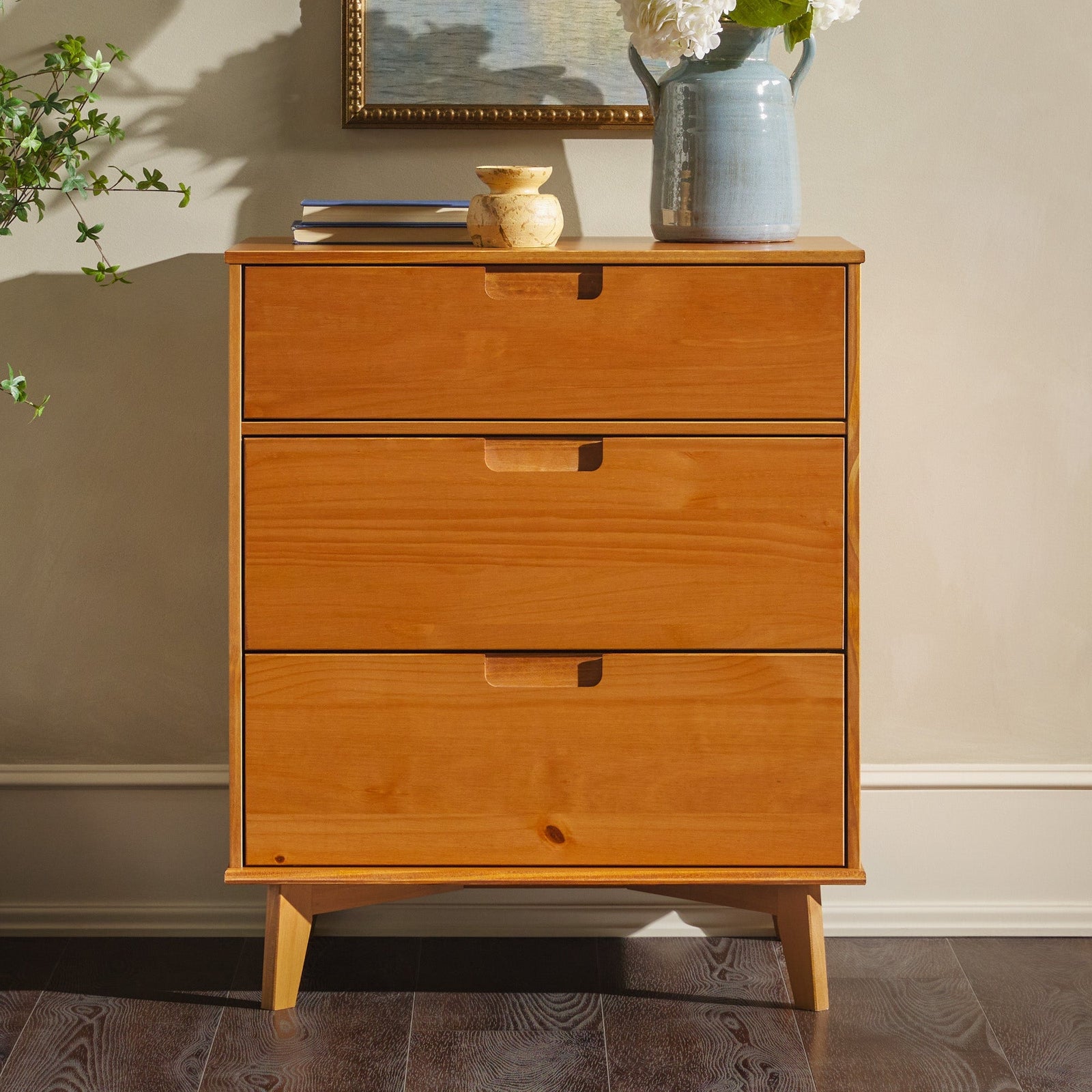 Cómoda moderna de mediados de siglo de madera maciza de Sloane