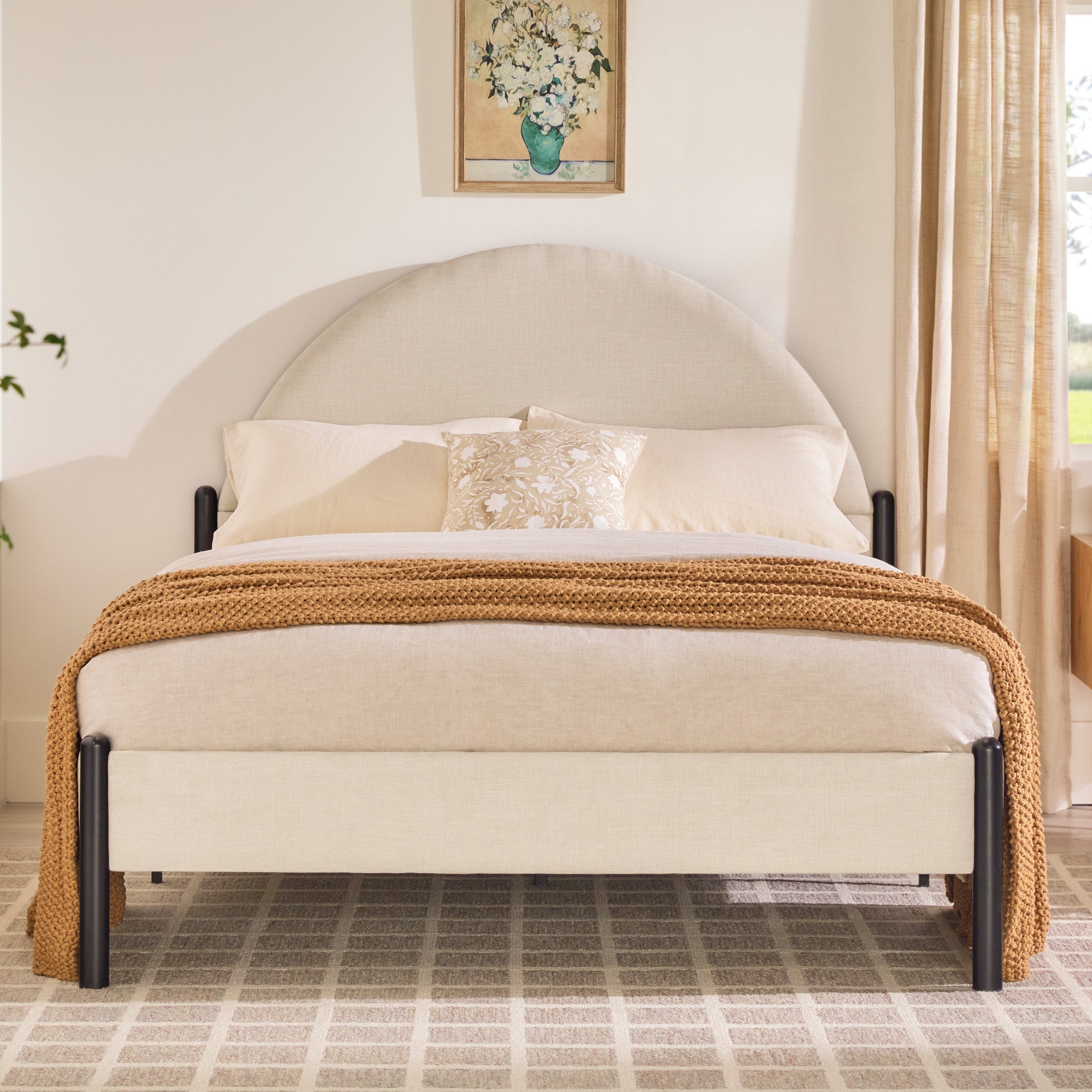 Cama Queen de metal y tapizada con cabecero arqueado Gastonia