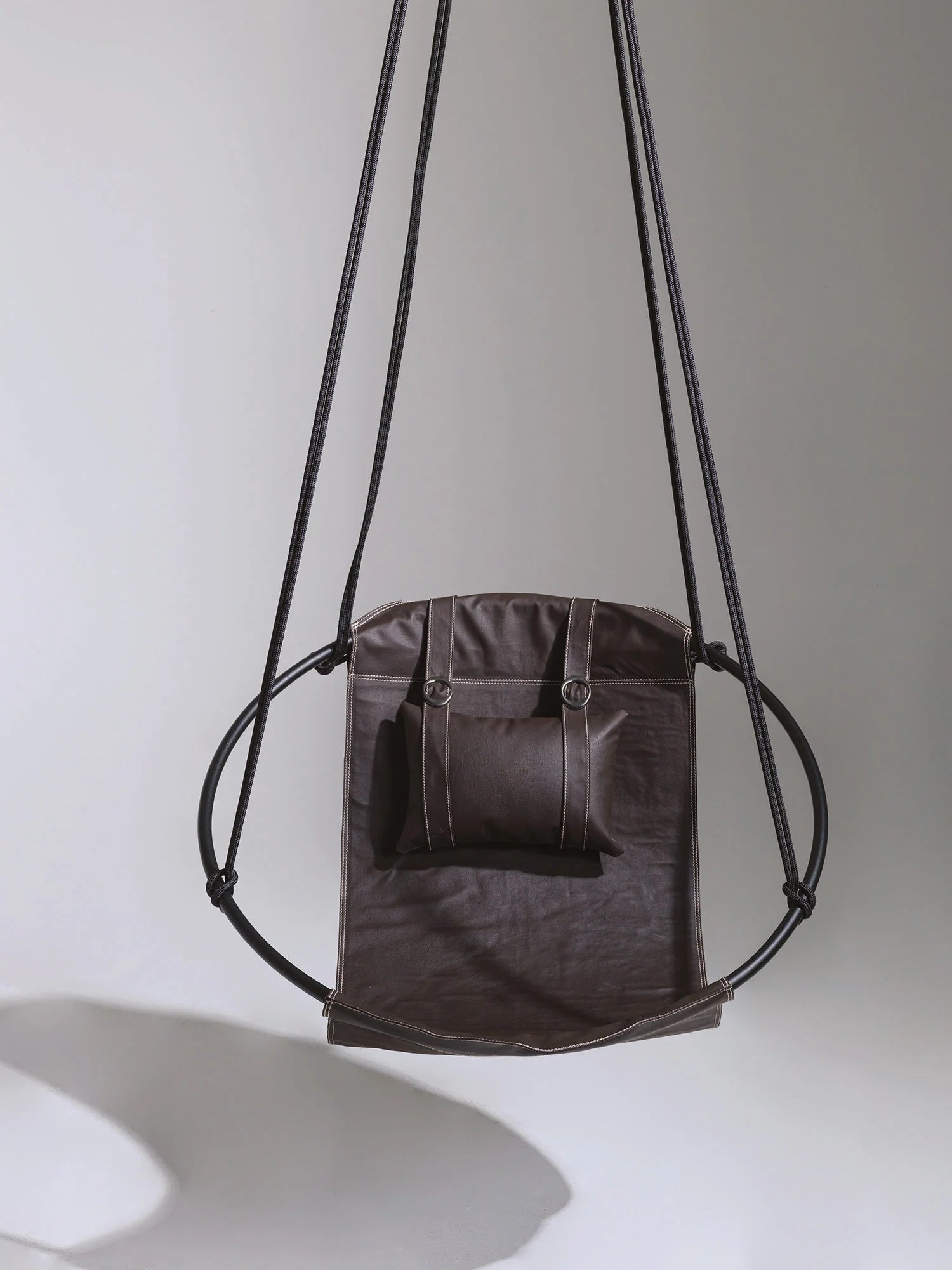 Silla colgante redonda de piel sintética color marrón oscuro