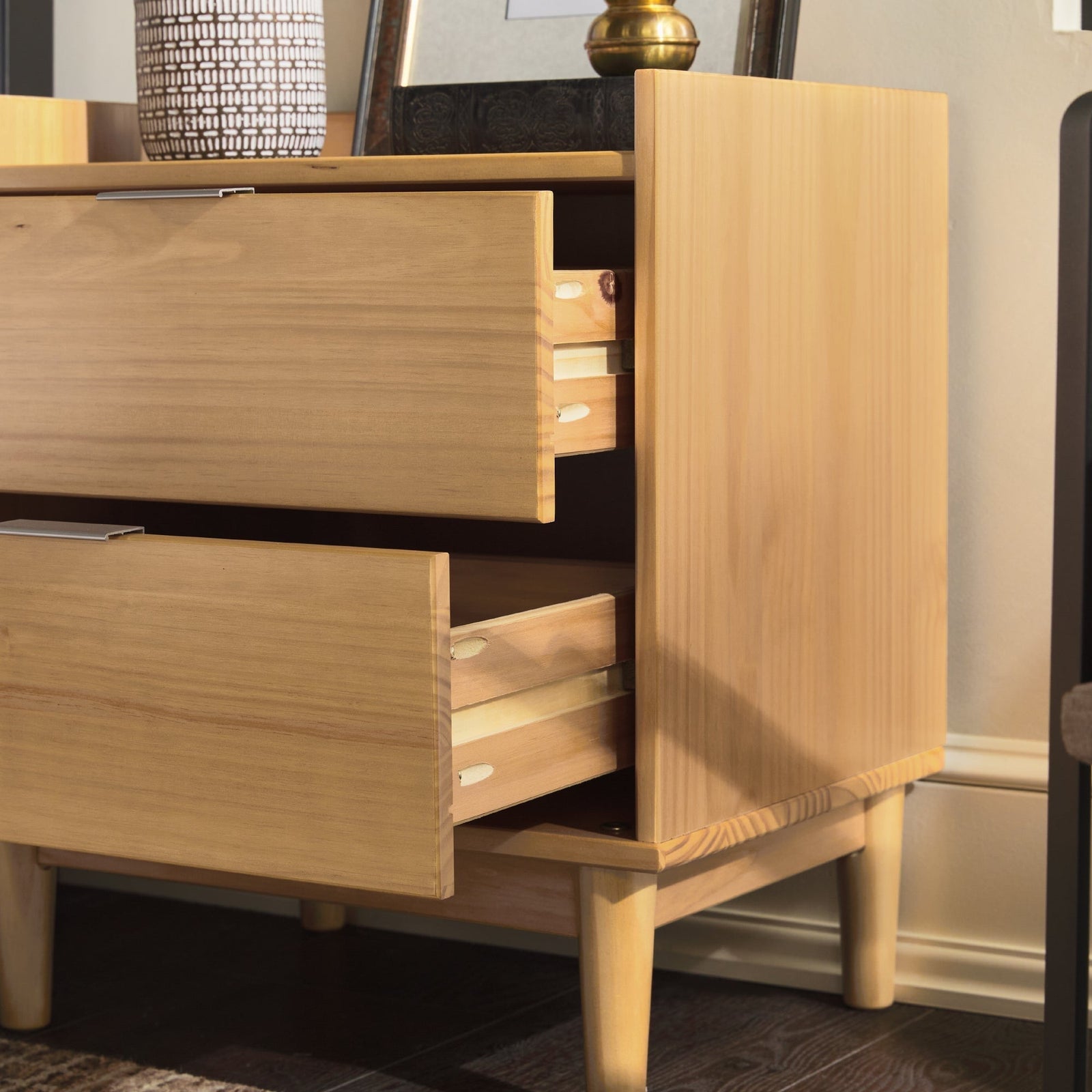 Mesita de noche moderna de madera de mediados de siglo de Lee