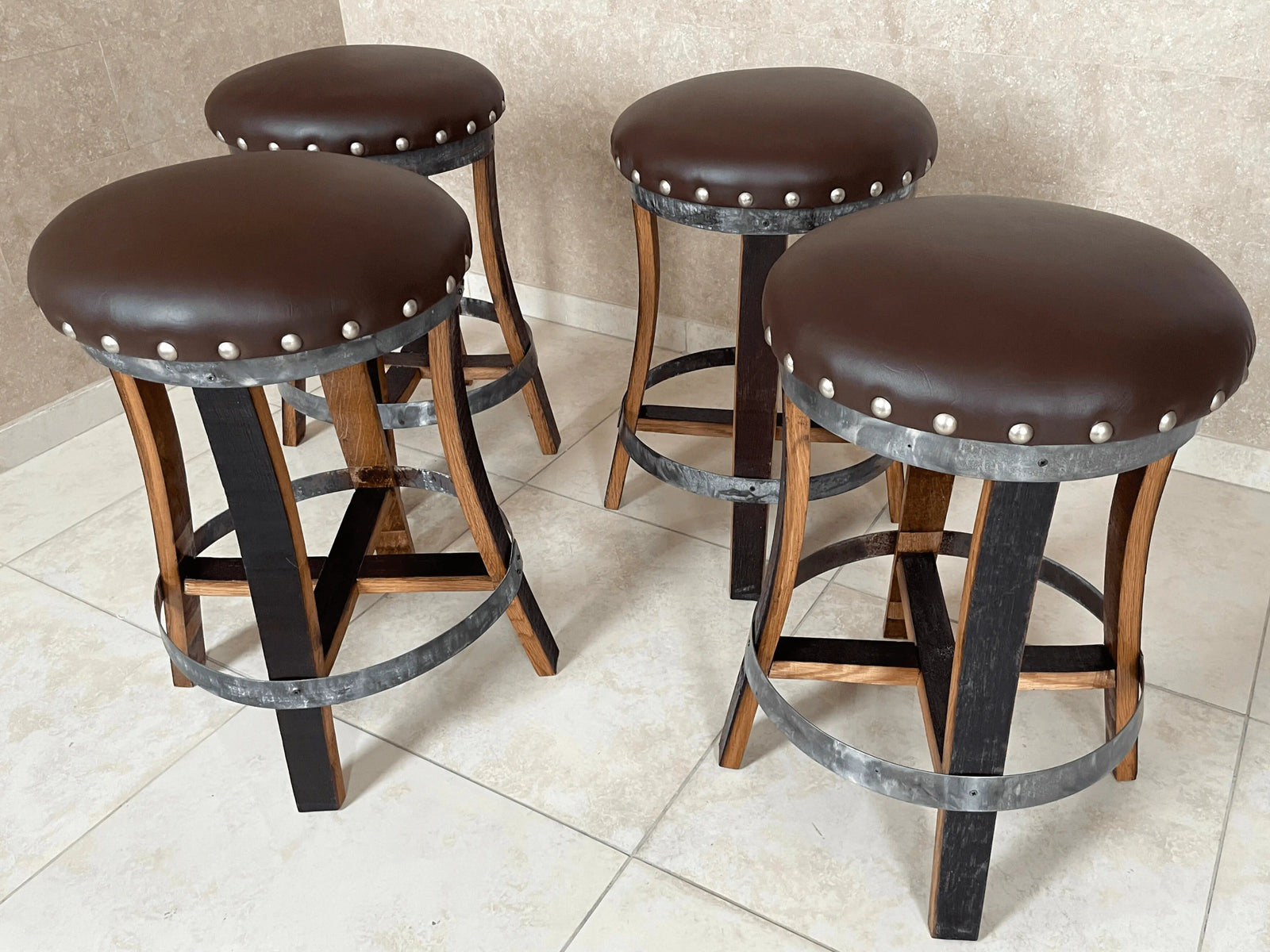 Juego de bar de vino artesanal n.° 2: Bar de whisky y vino con mesa de bar y taburetes para decorar tu bar.