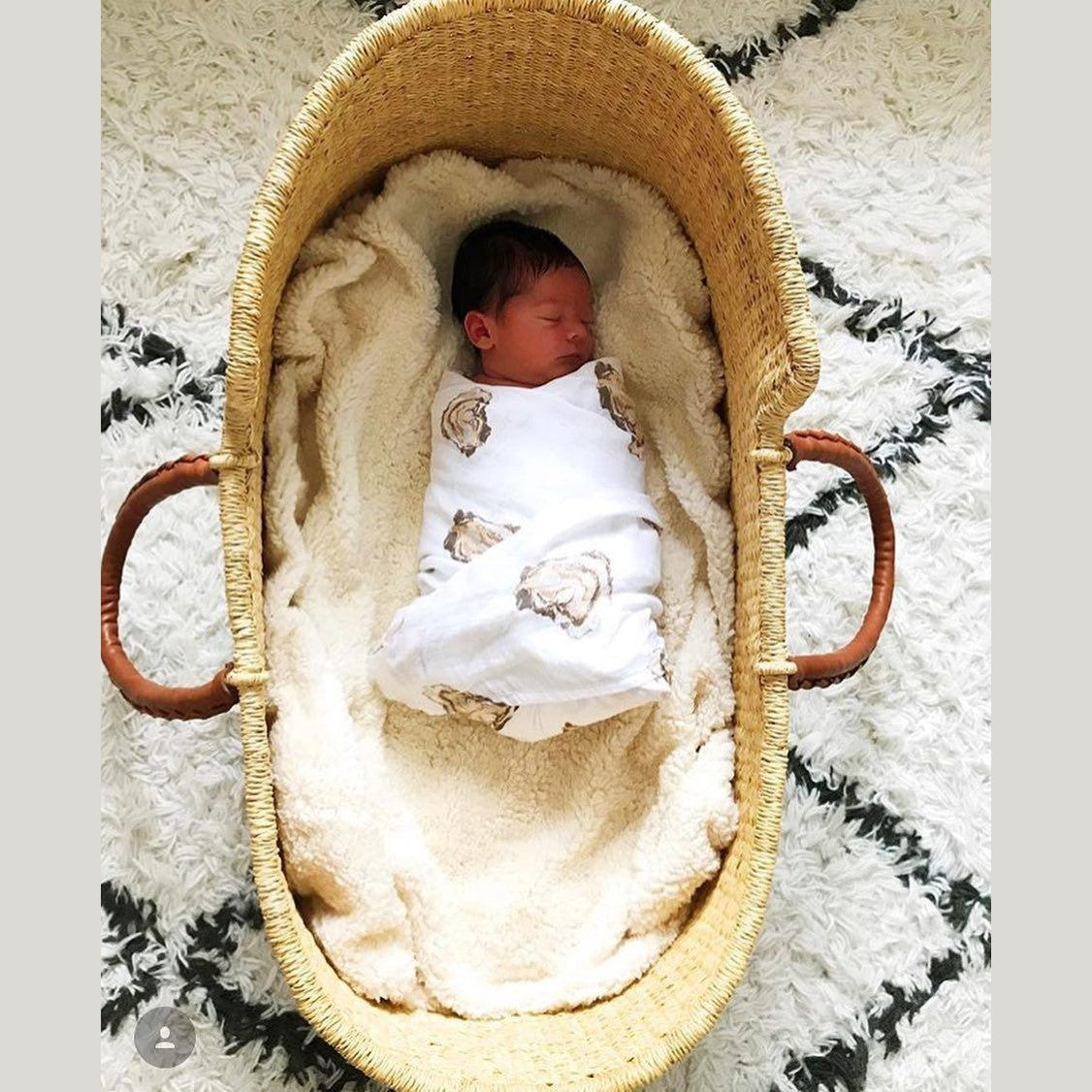 Conjunto de regalo: ¡Aw Shucks! Manta de muselina para envolver al bebé y paño para eructar/babero combinados Oyster Baby
