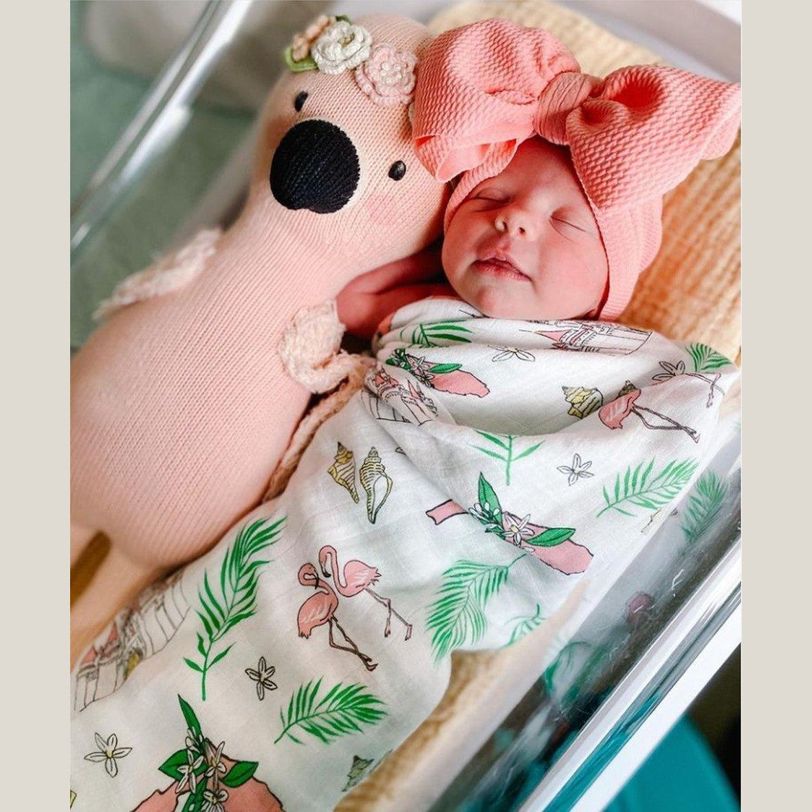 Conjunto de regalo: manta de muselina para envolver al bebé y paño eructador/babero combinados de Florida Baby (floral)