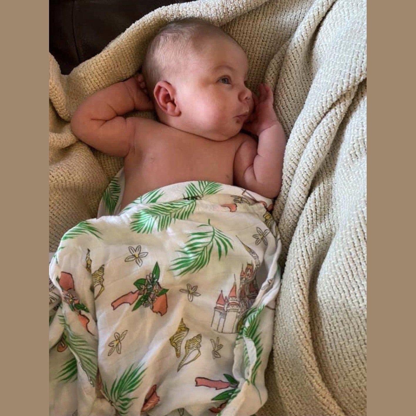 Conjunto de regalo: manta de muselina para envolver al bebé y paño eructador/babero combinados de Florida Baby (floral)