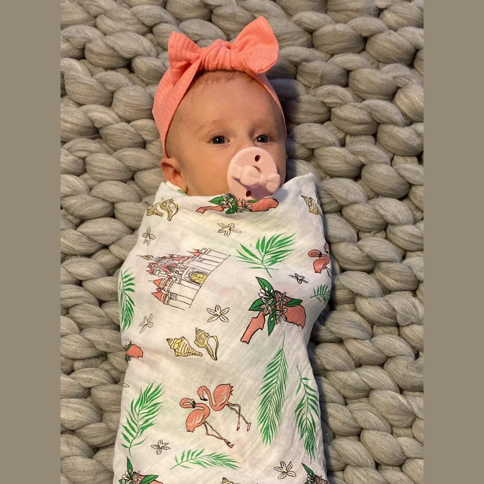 Conjunto de regalo: manta de muselina para envolver al bebé y paño eructador/babero combinados de Florida Baby (floral)