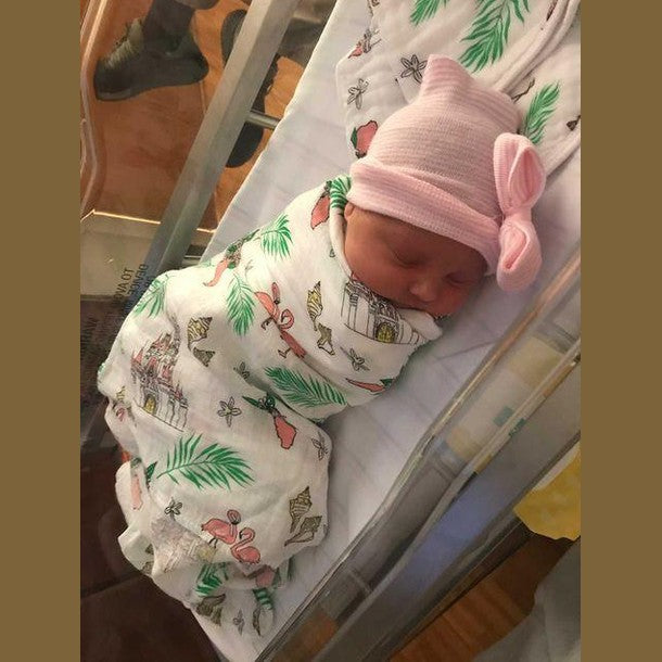 Conjunto de regalo: manta de muselina para envolver al bebé y paño eructador/babero combinados de Florida Baby (floral)