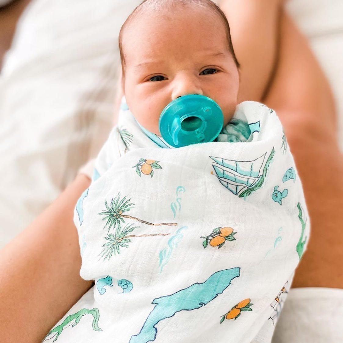 Conjunto de regalo: manta de muselina para envolver al bebé y paño eructador/babero combinados de Florida Baby