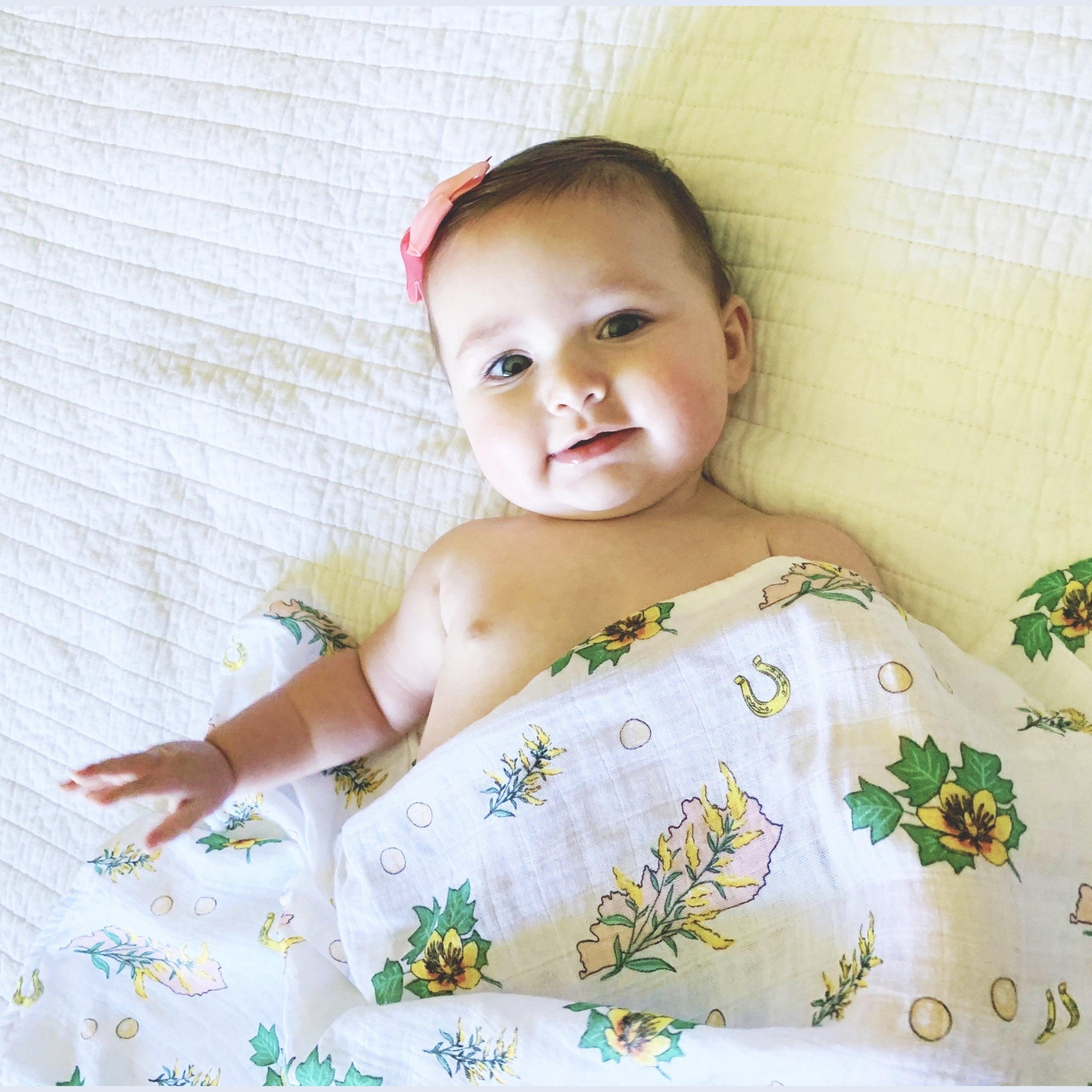 Conjunto de regalo: manta de muselina para envolver al bebé y paño para eructar/babero combinados de Kentucky Baby (floral)