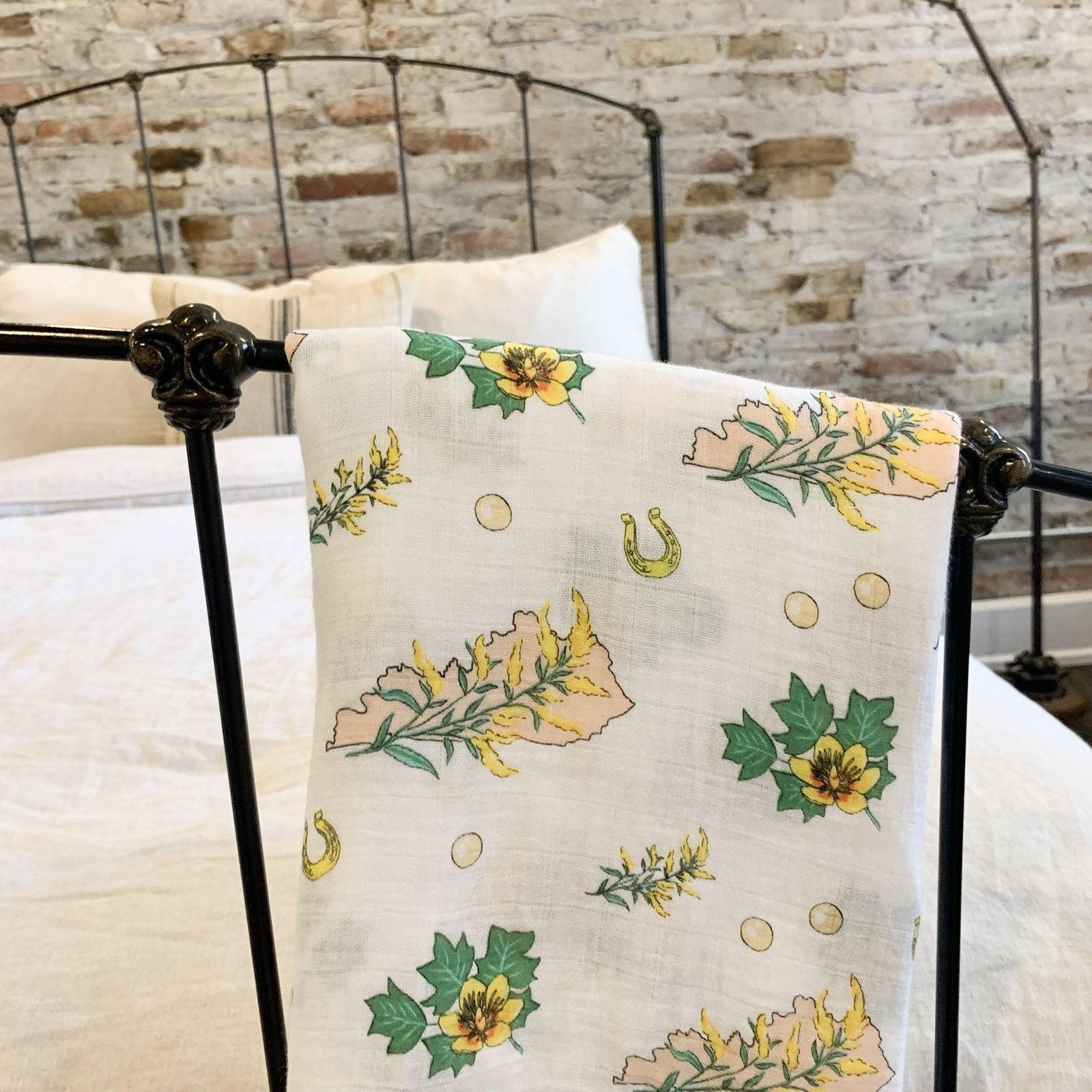 Conjunto de regalo: manta de muselina para envolver al bebé y paño para eructar/babero combinados de Kentucky Baby (floral)