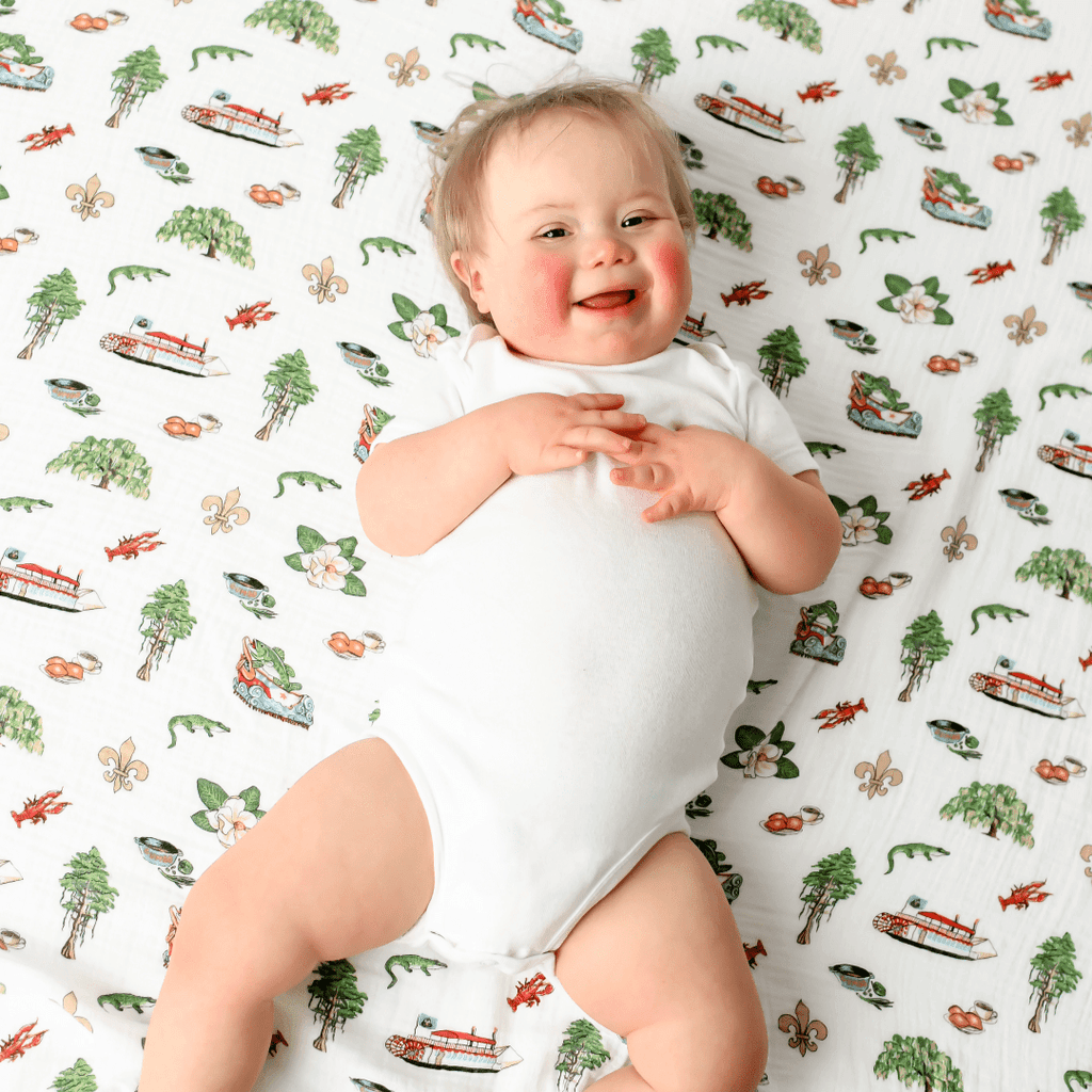 Conjunto de regalo: manta de muselina para envolver al bebé y paño eructador/babero combinados de Louisiana Baby