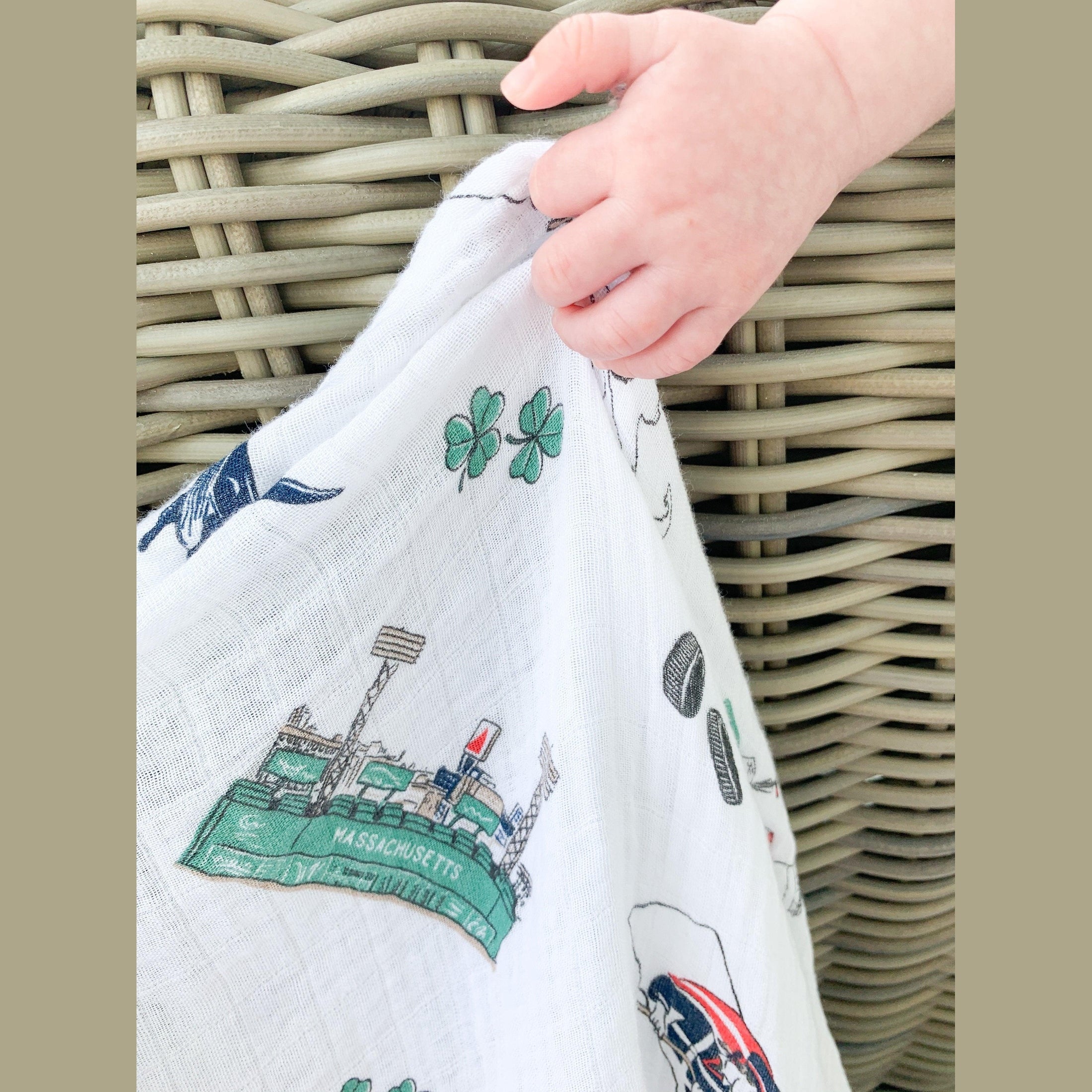 Conjunto de regalo: manta de muselina para envolver al bebé y paño para eructar/babero combinados de Massachusetts Baby