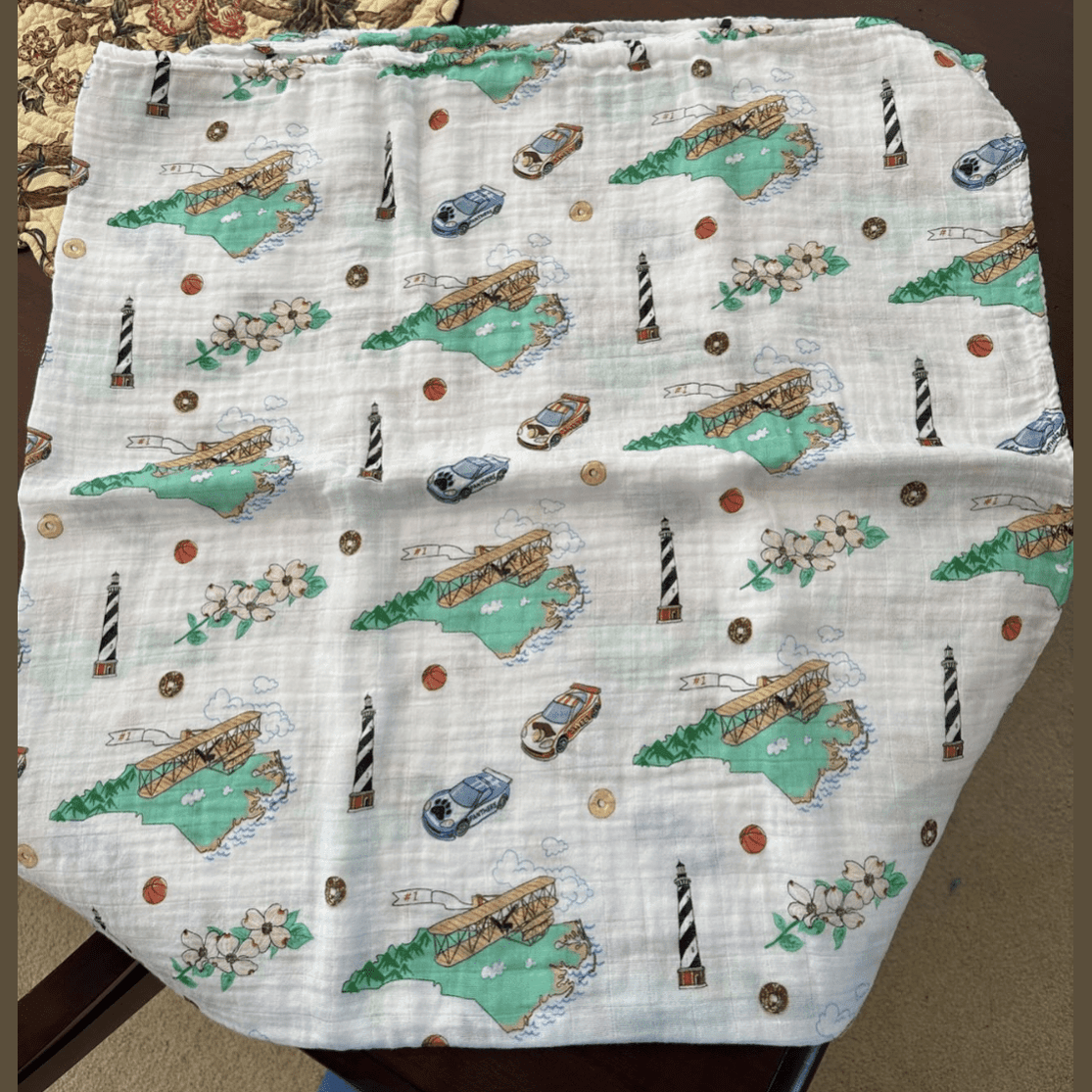 Conjunto de regalo: manta de muselina para envolver al bebé y paño eructador/babero combinados de Carolina del Norte