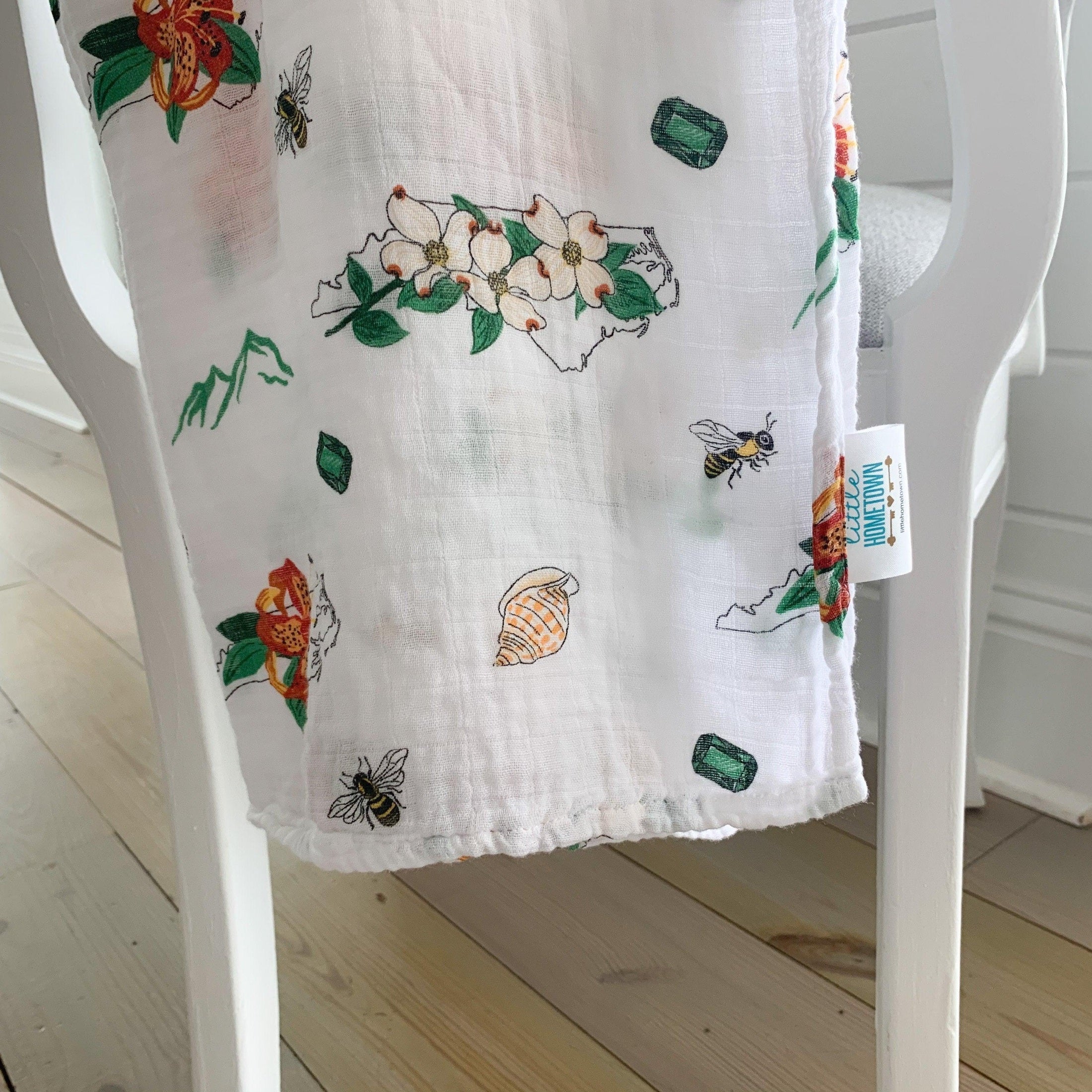 Conjunto de regalo: manta de muselina para envolver al bebé y paño eructador/babero combinados de Carolina del Norte (floral)