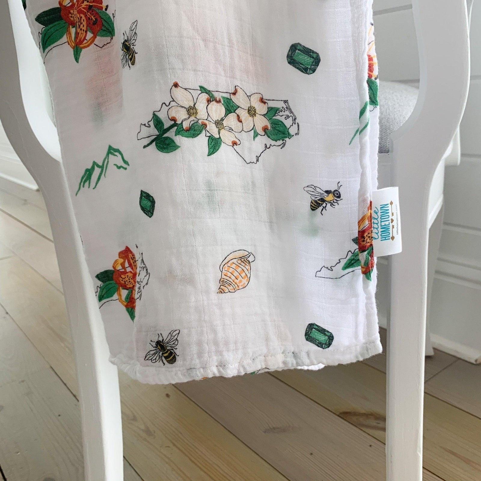 Conjunto de regalo: manta de muselina para envolver al bebé y paño eructador/babero combinados de Carolina del Norte (floral)
