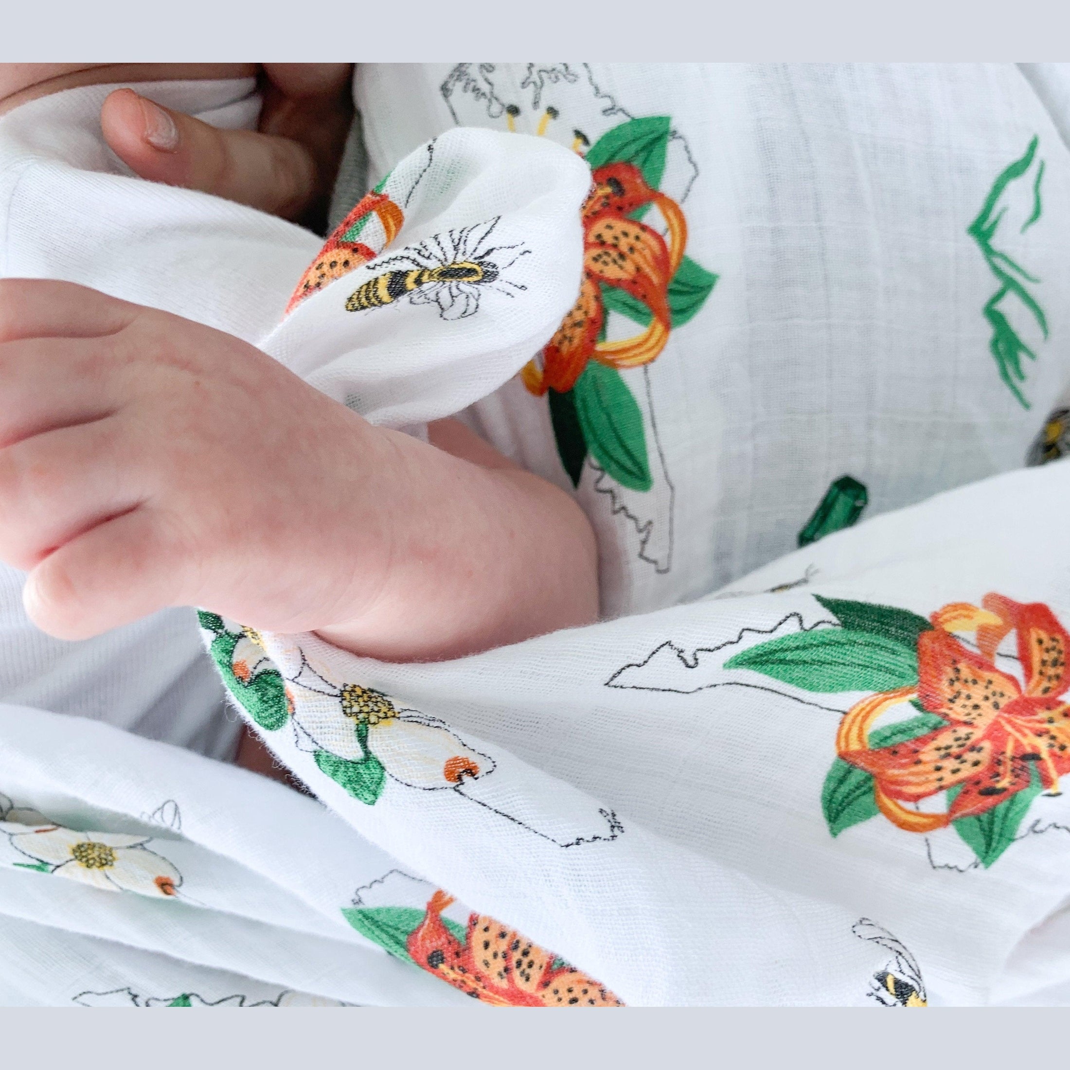 Conjunto de regalo: manta de muselina para envolver al bebé y paño eructador/babero combinados de Carolina del Norte (floral)