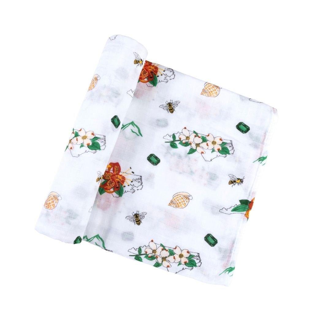 Conjunto de regalo: manta de muselina para envolver al bebé y paño eructador/babero combinados de Carolina del Norte (floral)