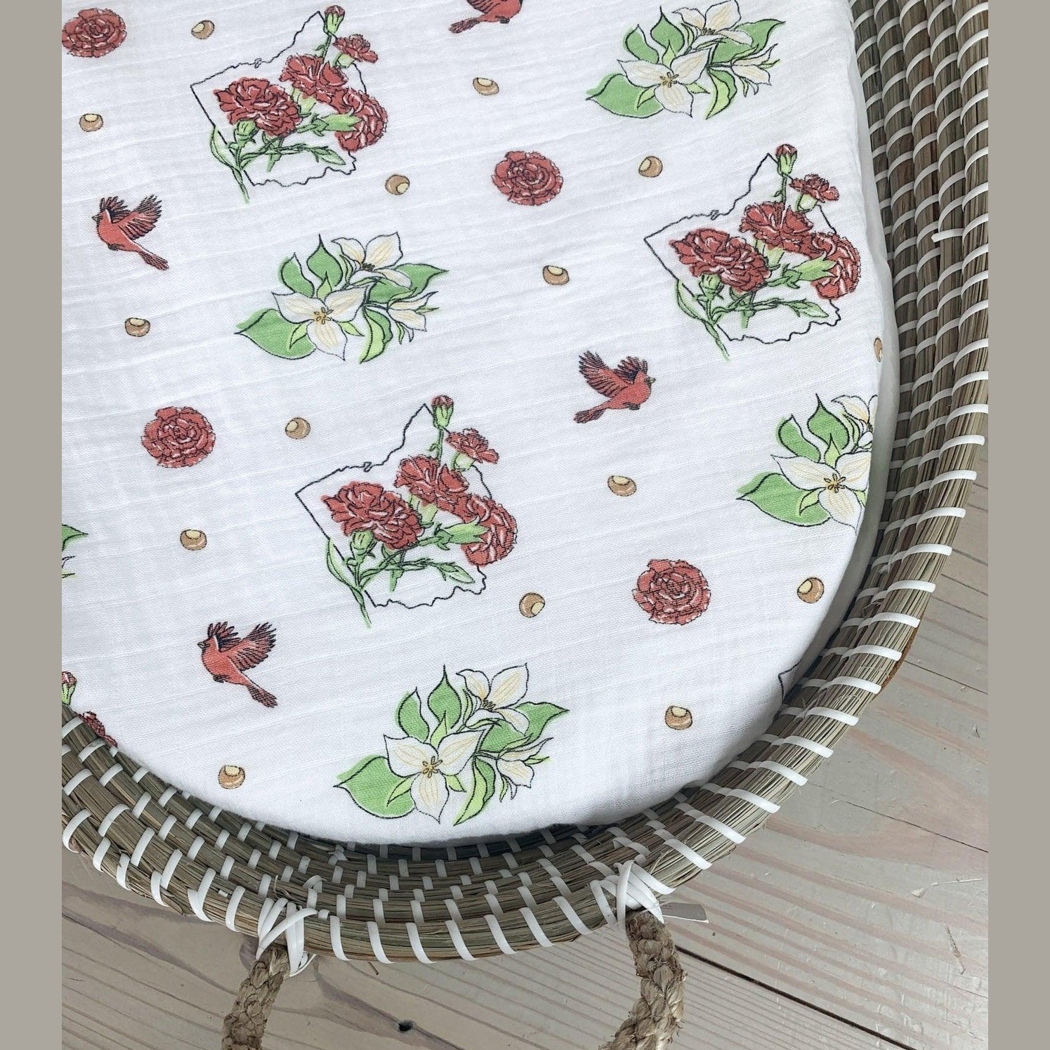 Conjunto de regalo: manta de muselina para envolver al bebé Ohio Baby (floral) y babero/eructo combinado