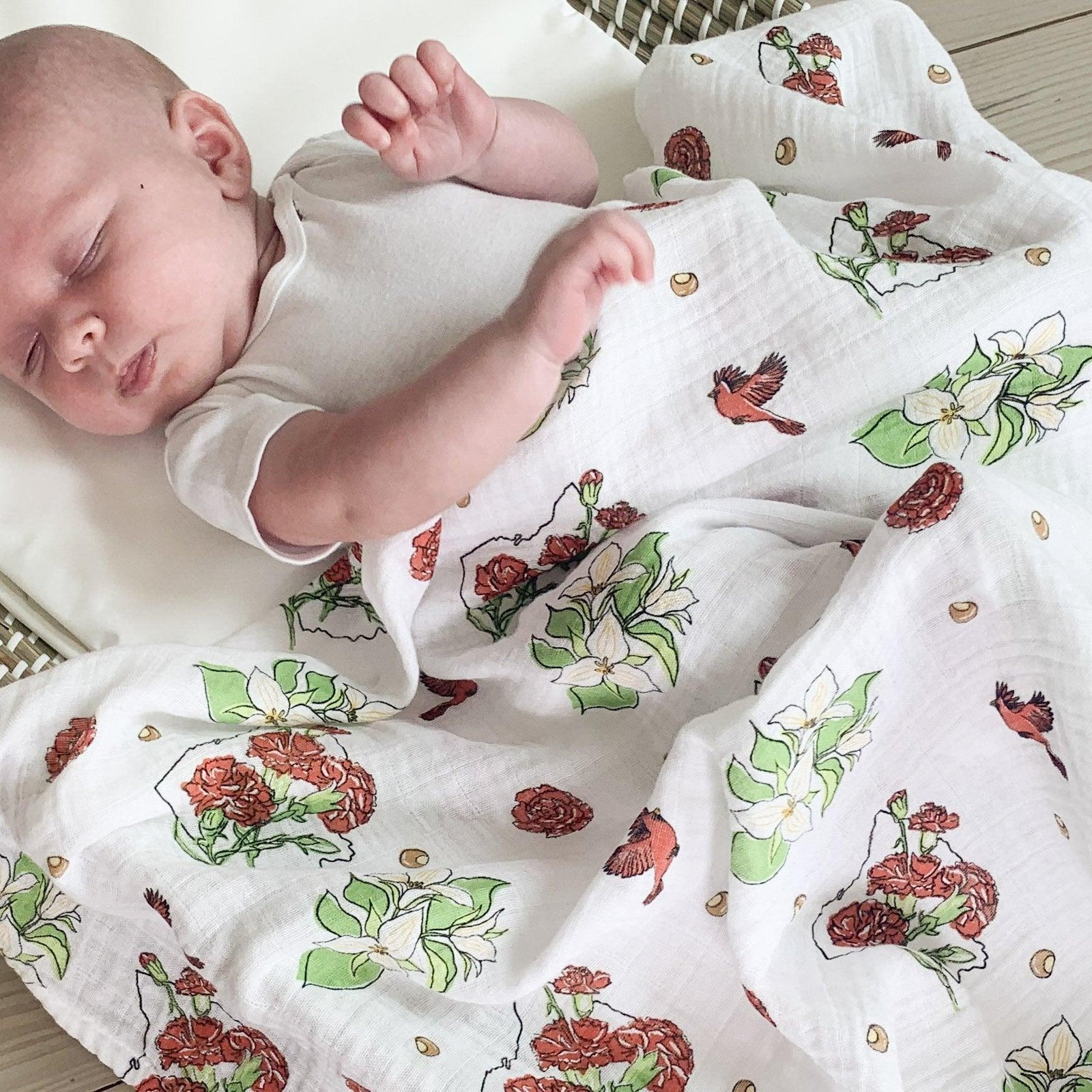 Conjunto de regalo: manta de muselina para envolver al bebé Ohio Baby (floral) y babero/eructo combinado