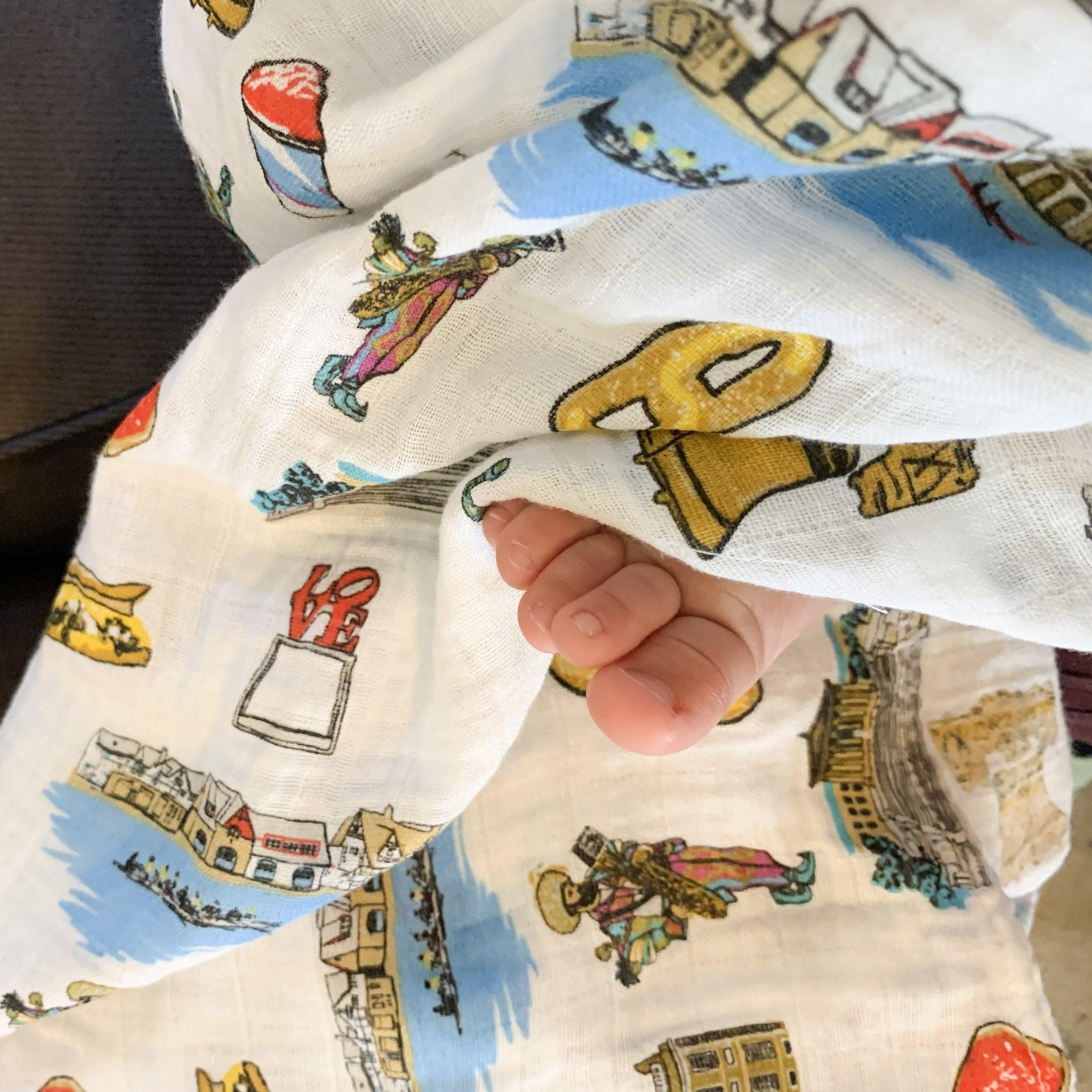 Conjunto de regalo: manta de muselina para envolver al bebé y paño eructador/babero combinados de Philadelphia Baby