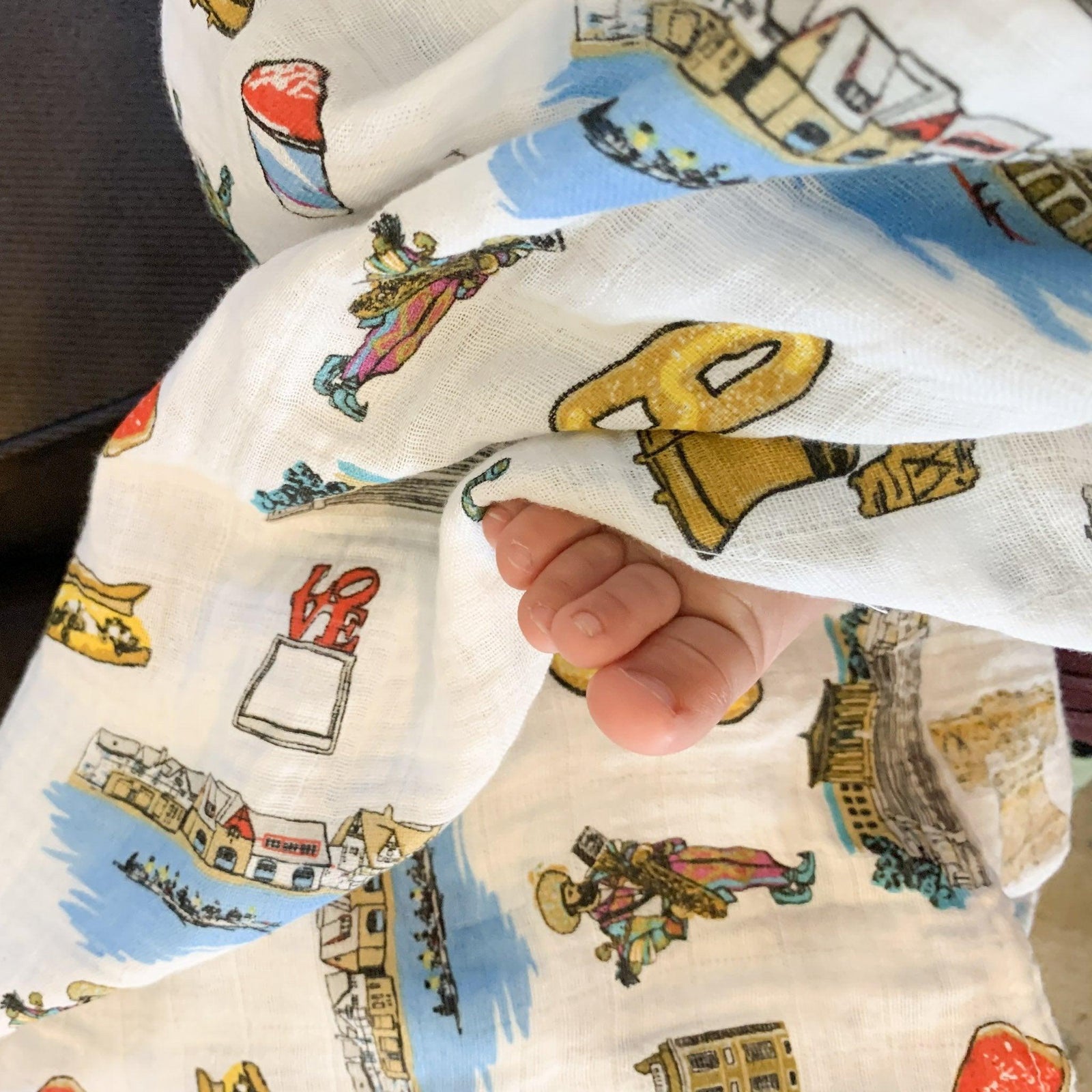 Conjunto de regalo: manta de muselina para envolver al bebé y paño eructador/babero combinados de Philadelphia Baby