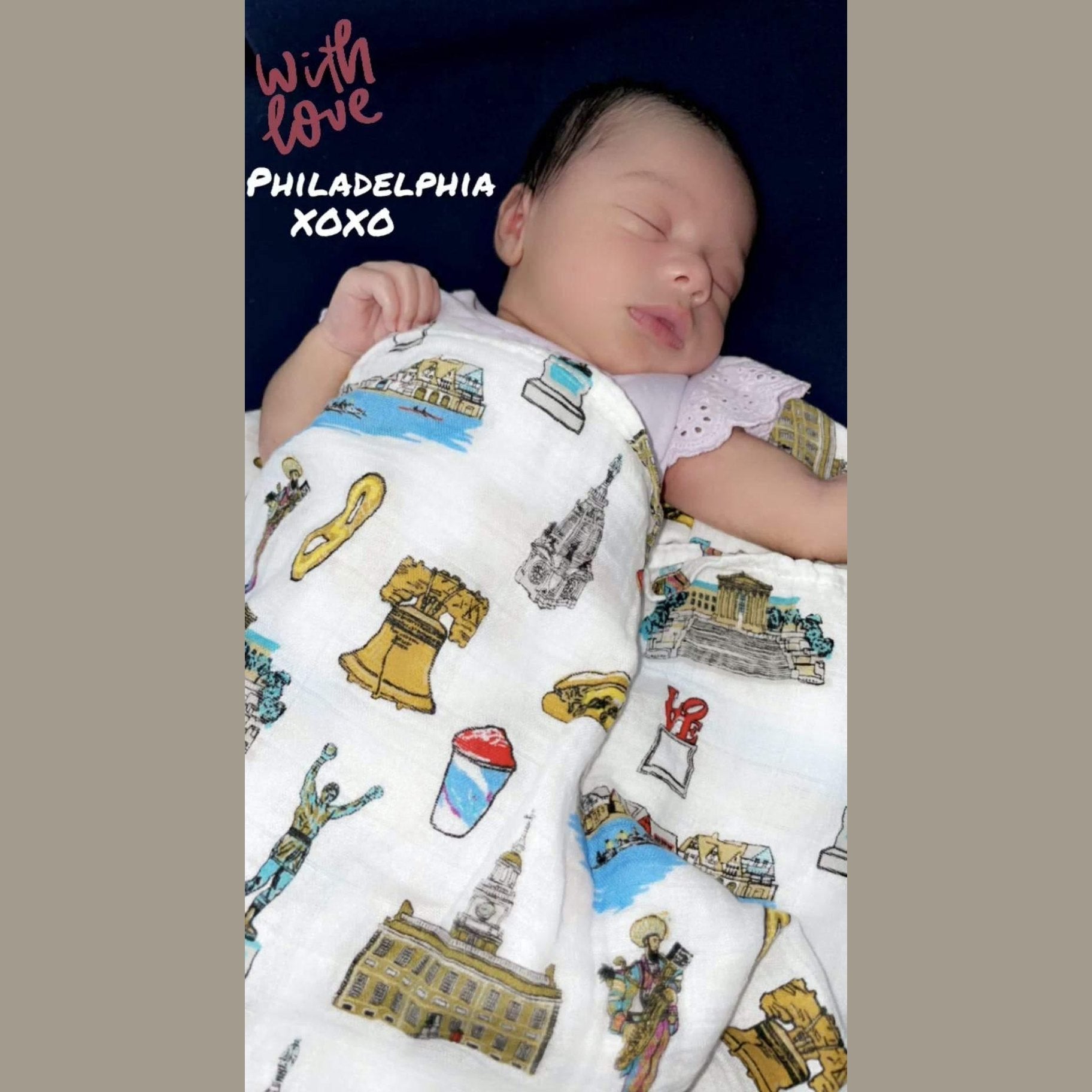 Conjunto de regalo: manta de muselina para envolver al bebé y paño eructador/babero combinados de Philadelphia Baby