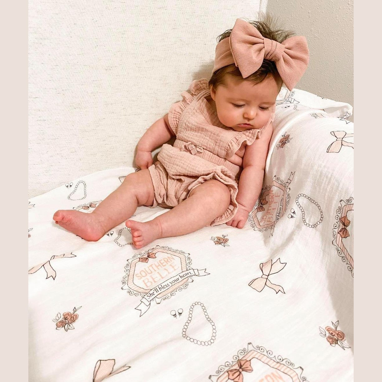 Conjunto de regalo: manta de muselina para envolver al bebé y paño eructador/babero combinados Southern Belle