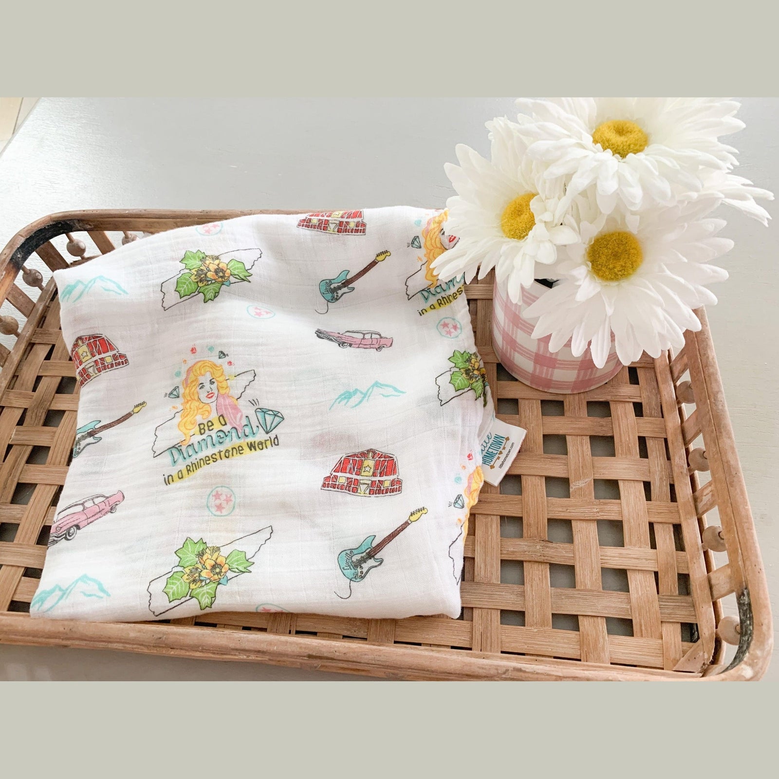 Conjunto de regalo: manta de muselina para envolver al bebé y paño eructador/babero combinados de Tennessee Baby (floral)
