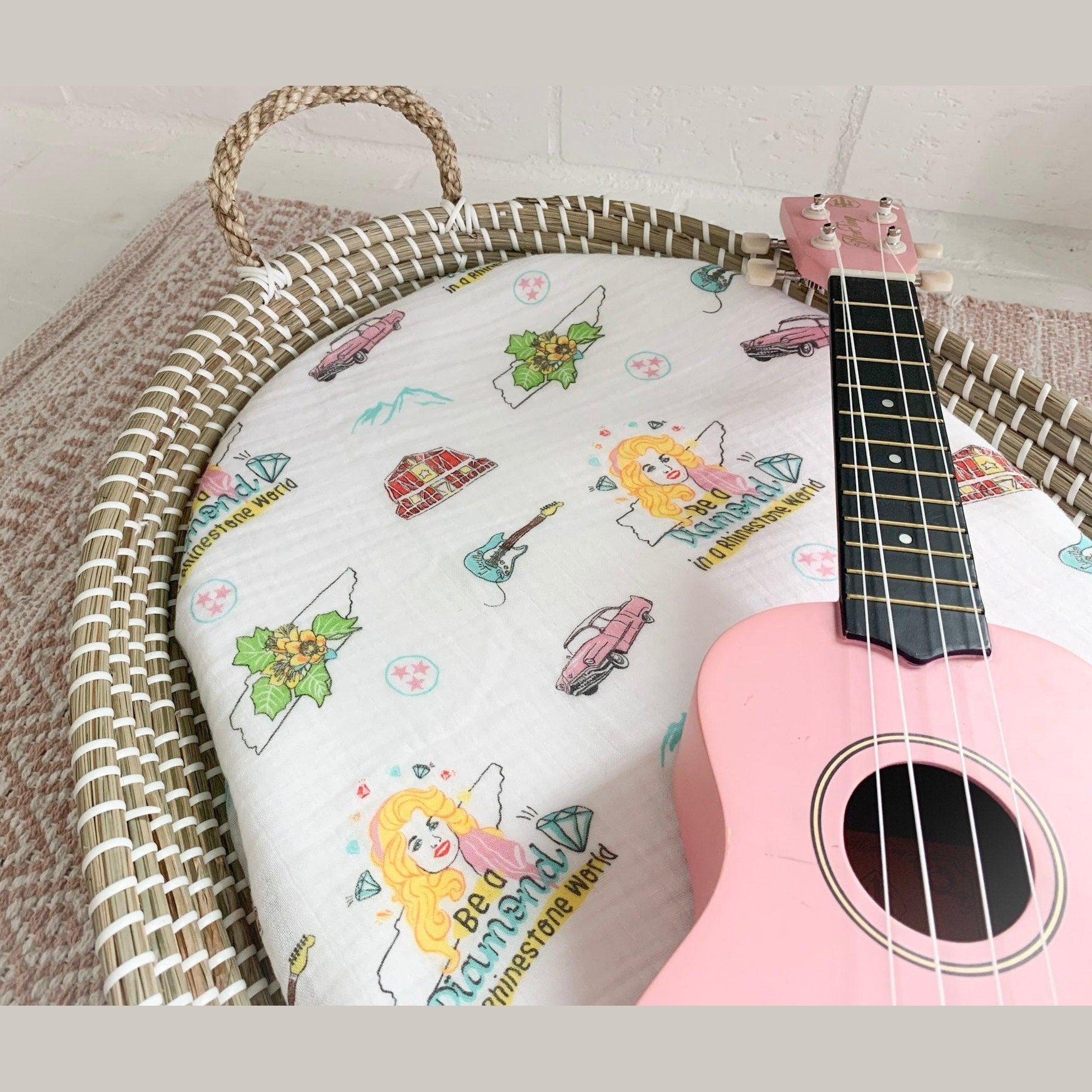 Conjunto de regalo: manta de muselina para envolver al bebé y paño eructador/babero combinados de Tennessee Baby (floral)