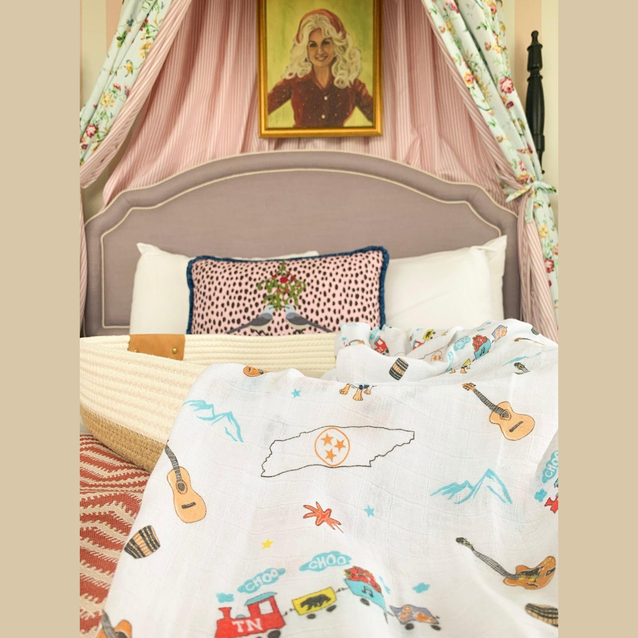 Conjunto de regalo: manta de muselina para envolver al bebé y paño eructador/babero combinados de Tennessee Baby (floral)