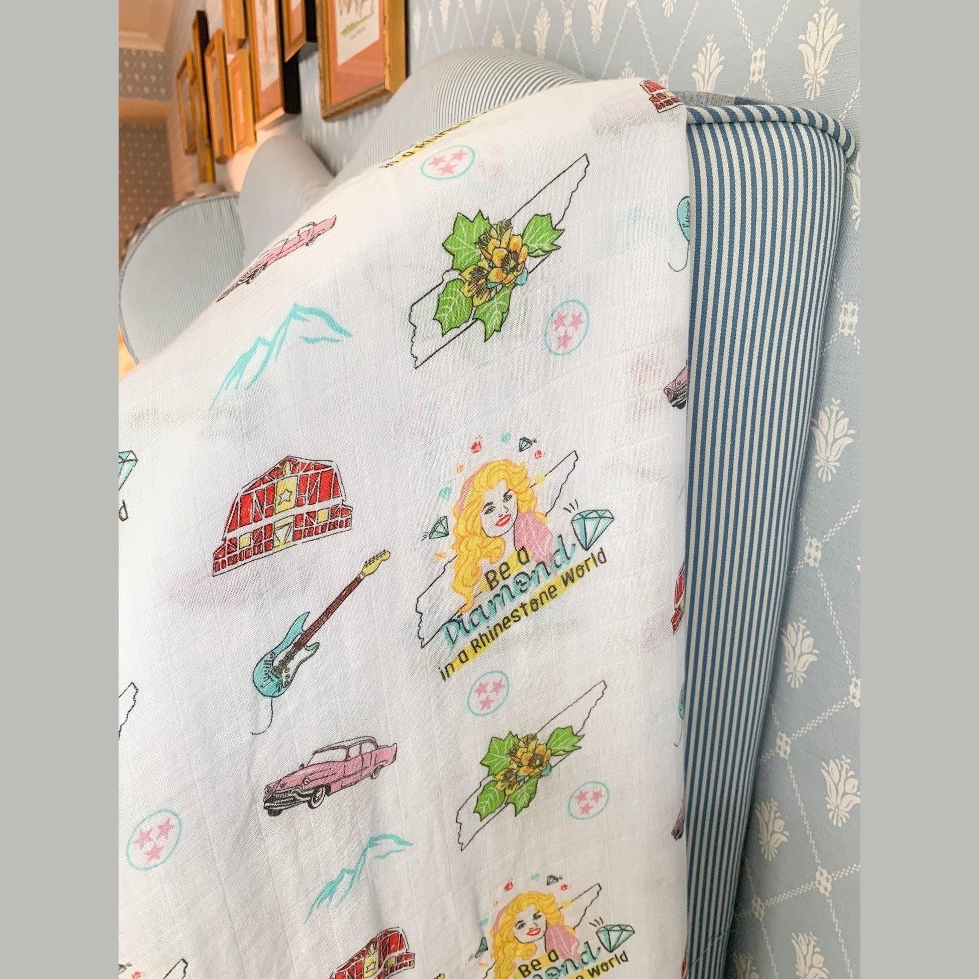 Conjunto de regalo: manta de muselina para envolver al bebé y paño eructador/babero combinados de Tennessee Baby (floral)