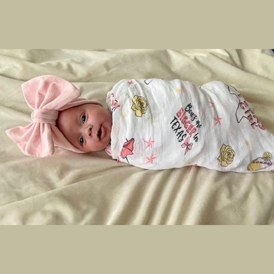 Conjunto de regalo: manta de muselina para envolver al bebé y paño eructador/babero combinados para niña de Texas Baby 