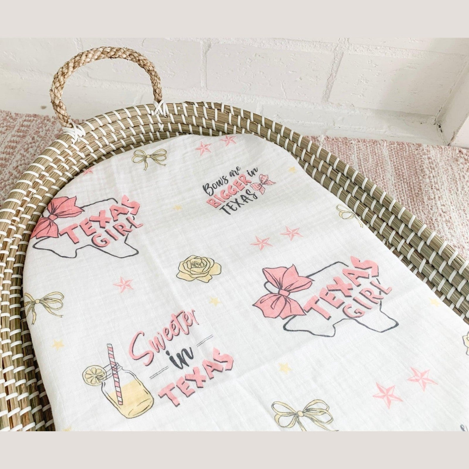 Conjunto de regalo: manta de muselina para envolver al bebé y paño eructador/babero combinados para niña de Texas Baby 