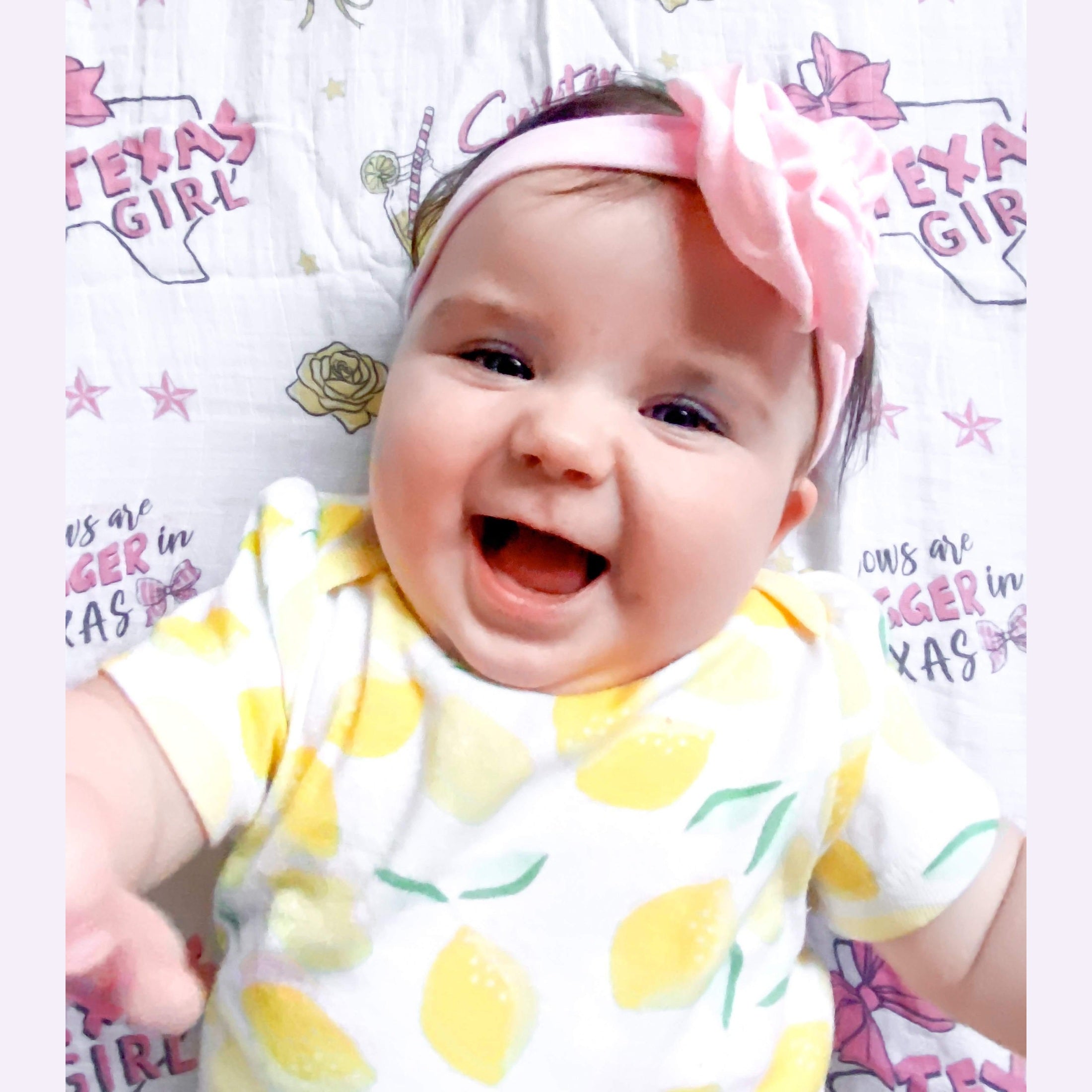 Conjunto de regalo: manta de muselina para envolver al bebé y paño eructador/babero combinados para niña de Texas Baby 